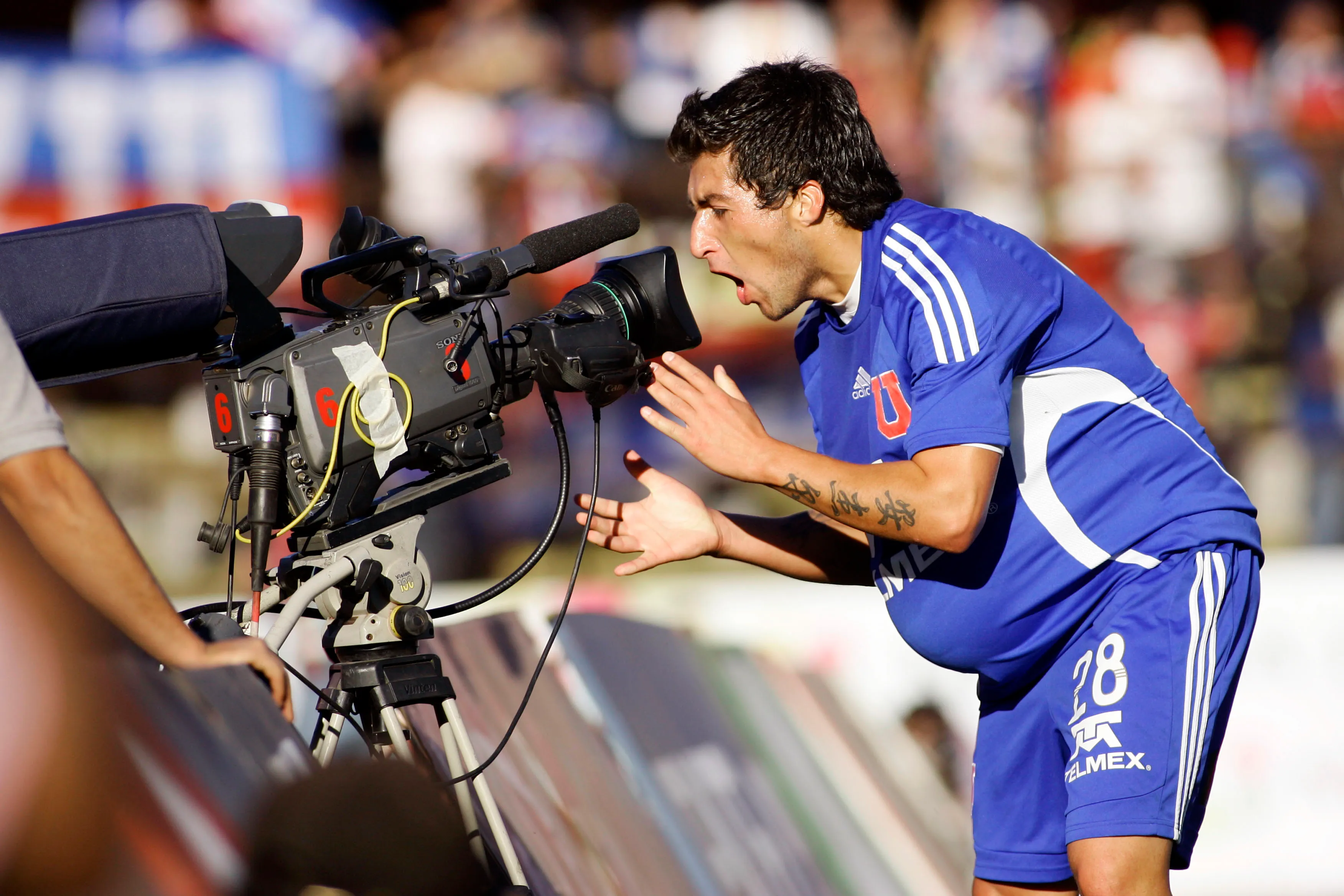 Ángel Rojas celebra uno de los goles que anotó en Universidad de Chile. (Marcelo Hernández | Photosport).