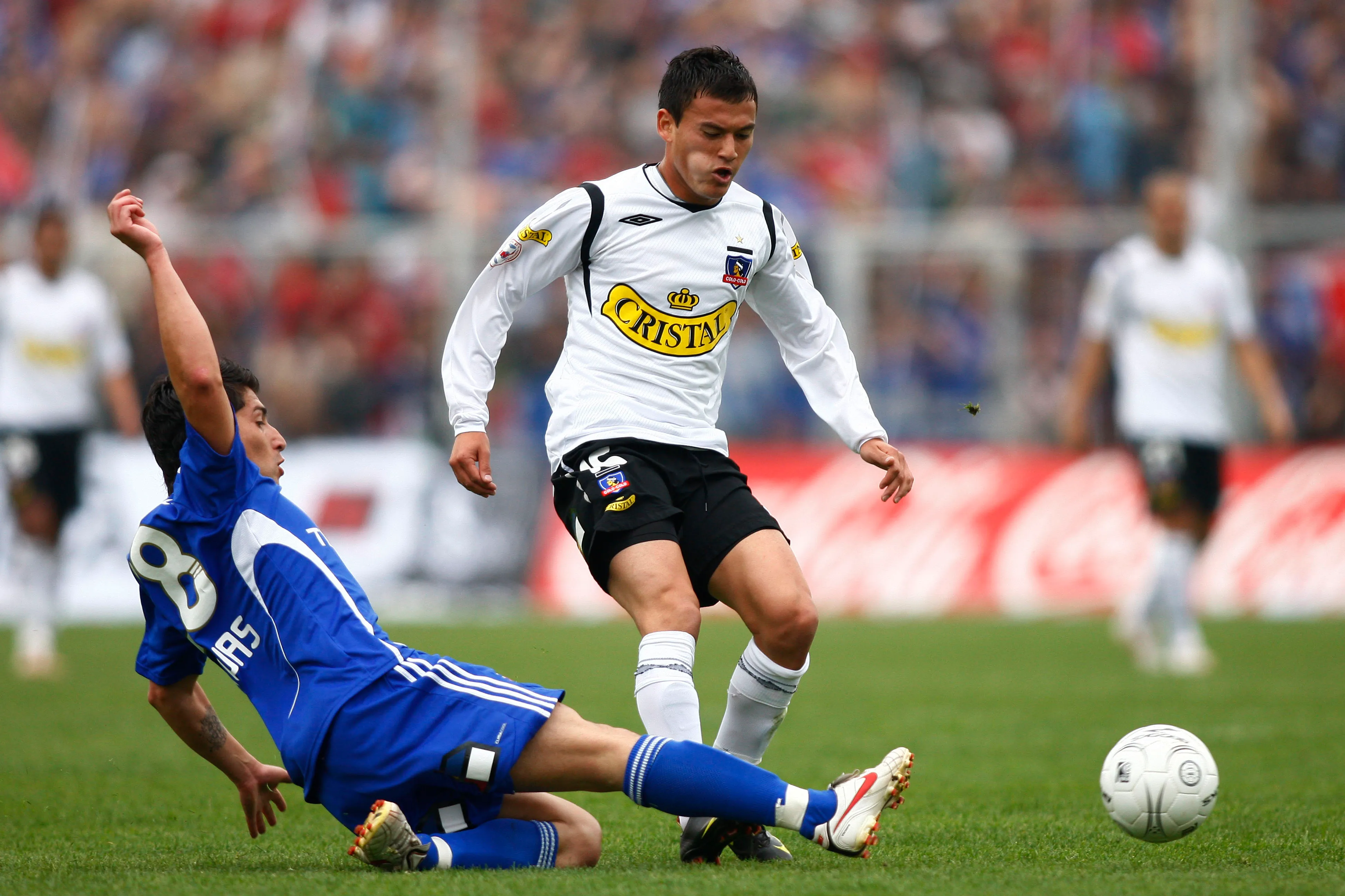 Ángel Rojas traba ante Charles Aránguiz en un Superclásico. (Marcelo Hernández | Photosport).