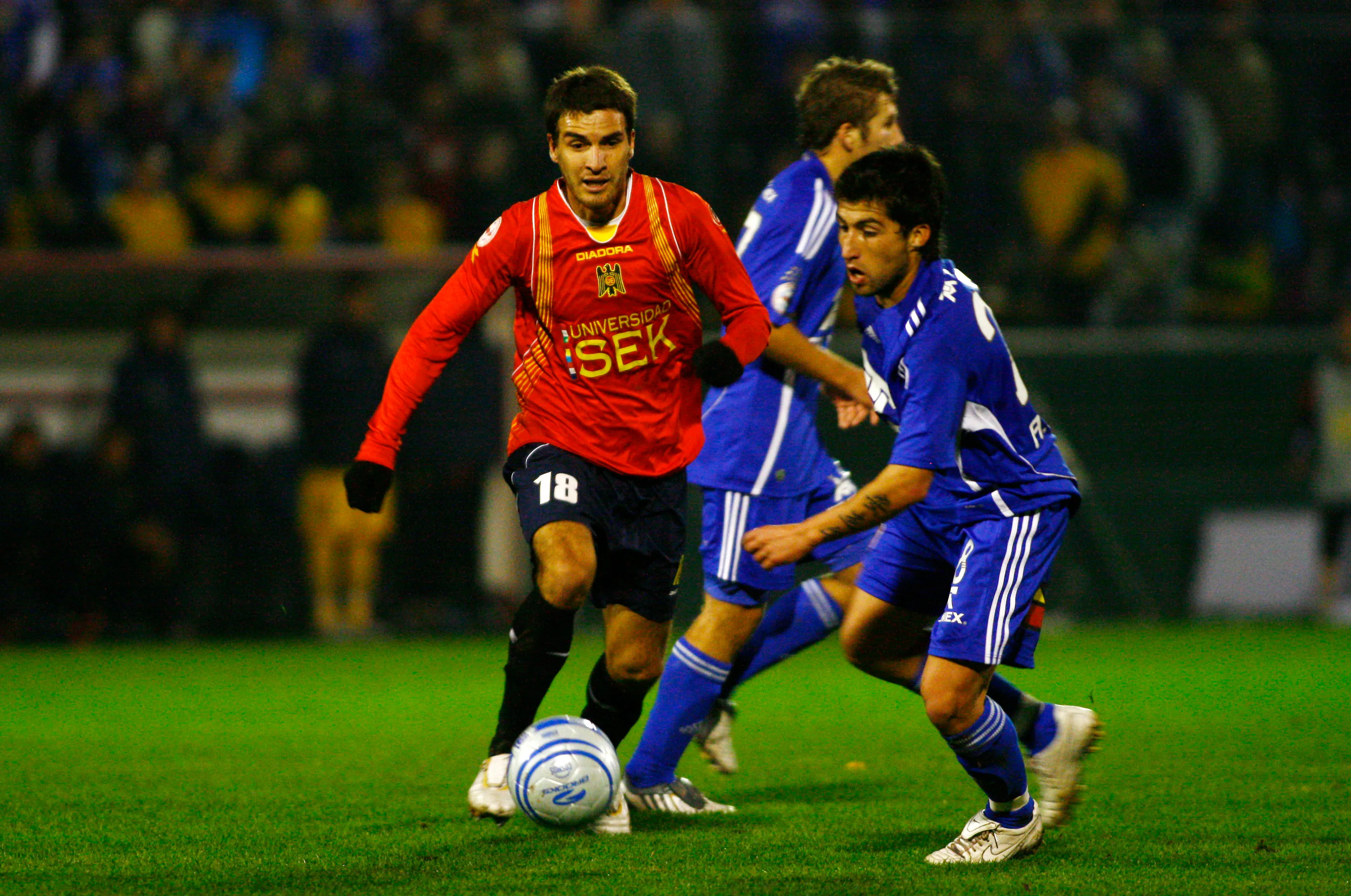 Ángel Rojas ante David Ramírez en la final que la U de Chile le ganó a la Unión Española. (Claudio Díaz | Photosport).