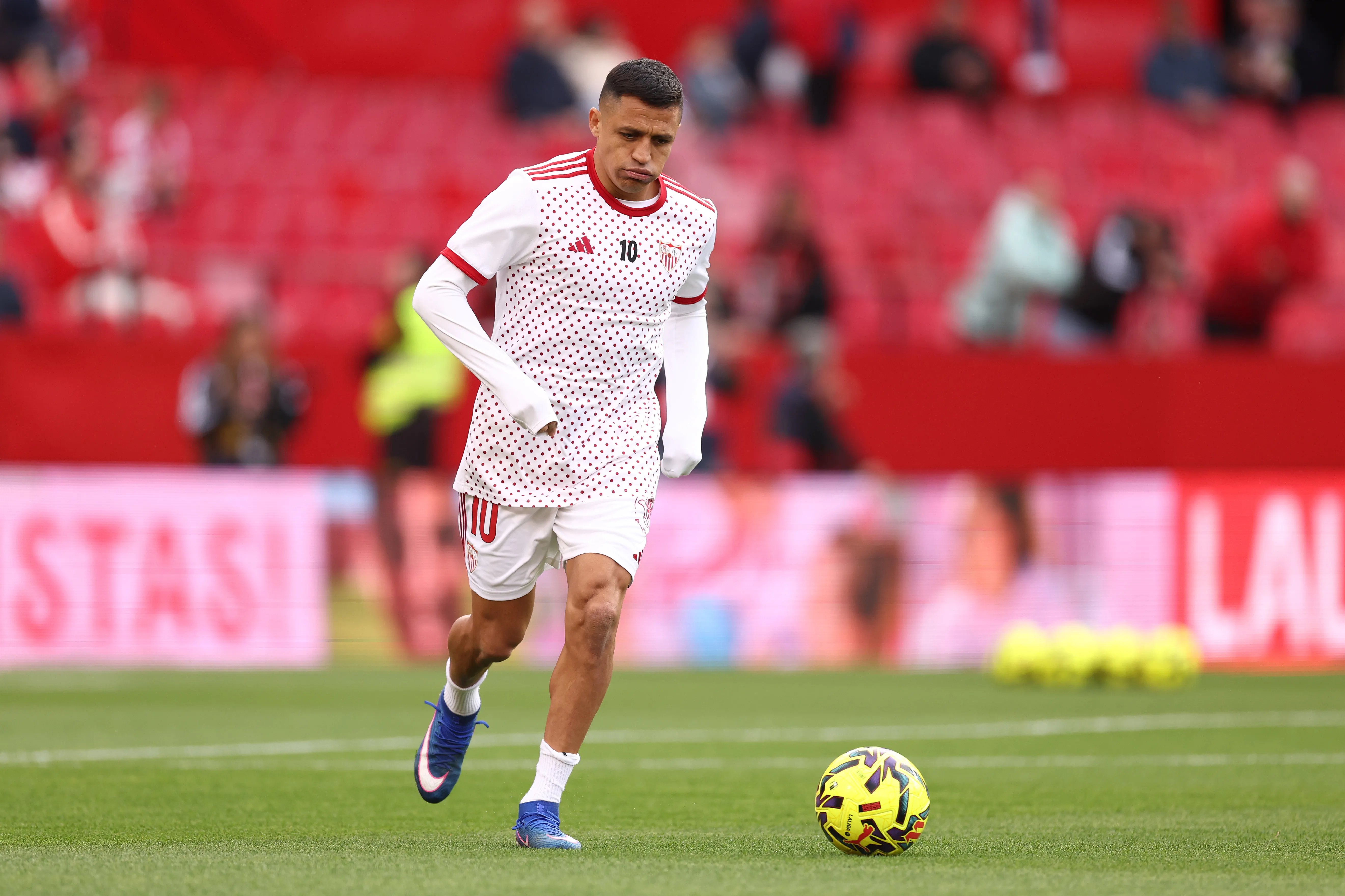 Alexis y el Sevilla luchan por no caer en el descenso. (Photo by Fran Santiago/Getty Images)