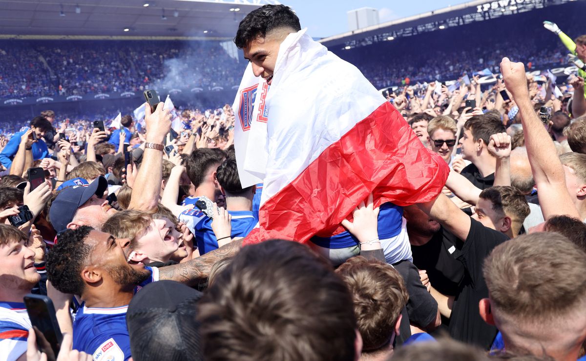 Marcelino Núñez fue parte de bombástica celebración tras ascenso del Ipswich Town