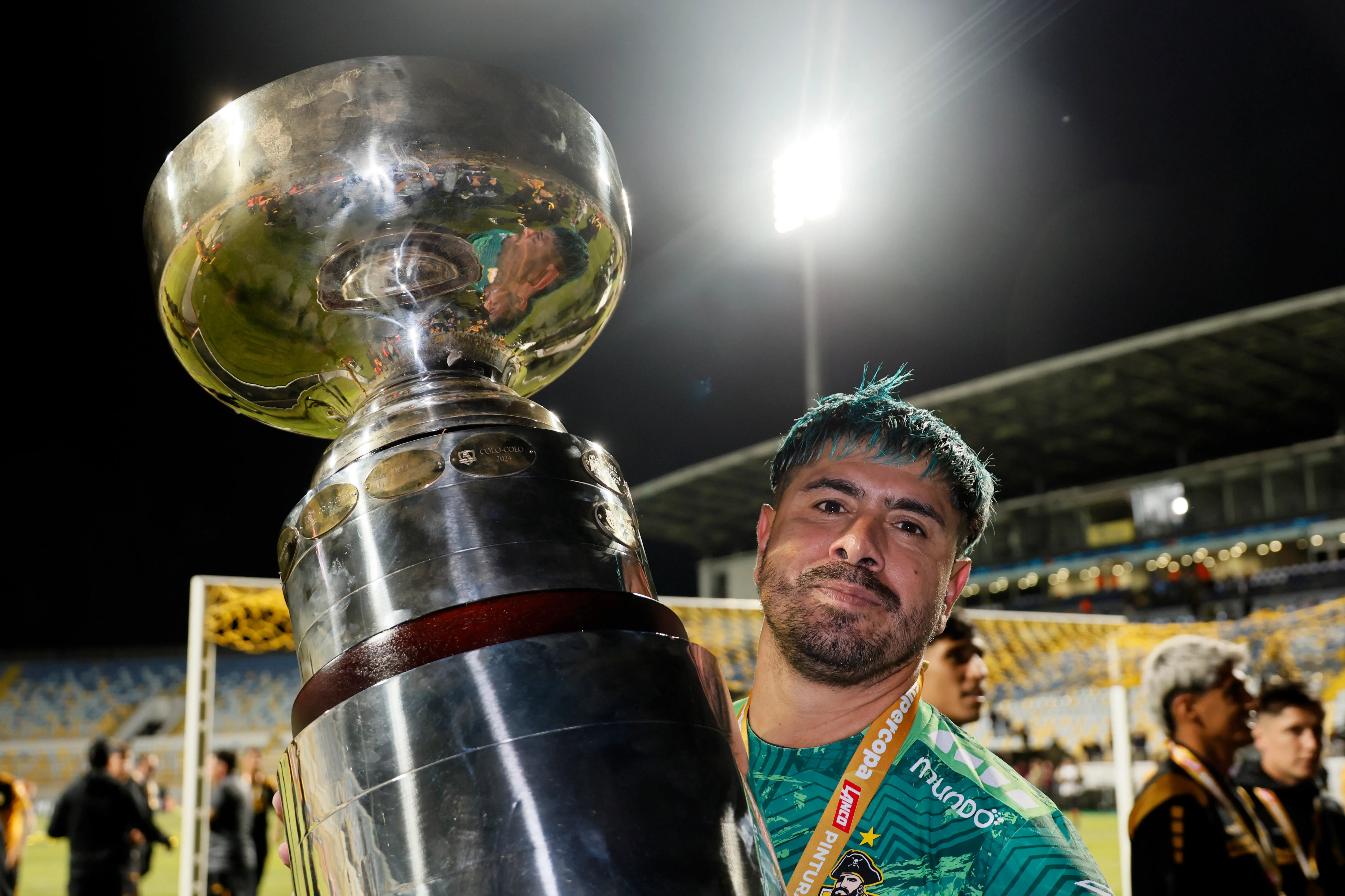 Diego Sánchez festeja con la Supercopa que ganó Coquimbo Unido. Fue figura. (Andres Pina/Photosport).