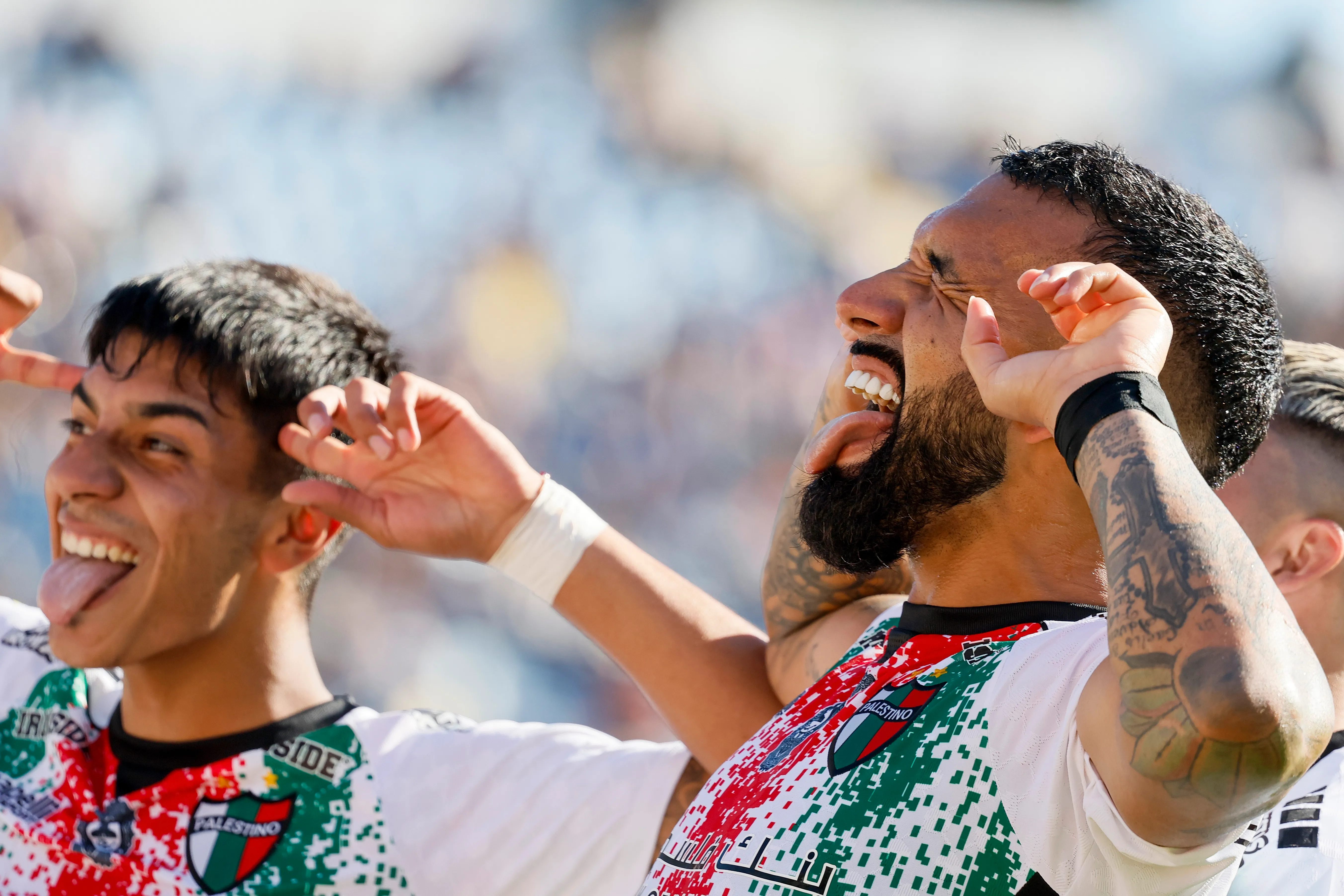 Otra imagen de la celebración de Ronnie Fernández. (Andres Pina/Photosport).