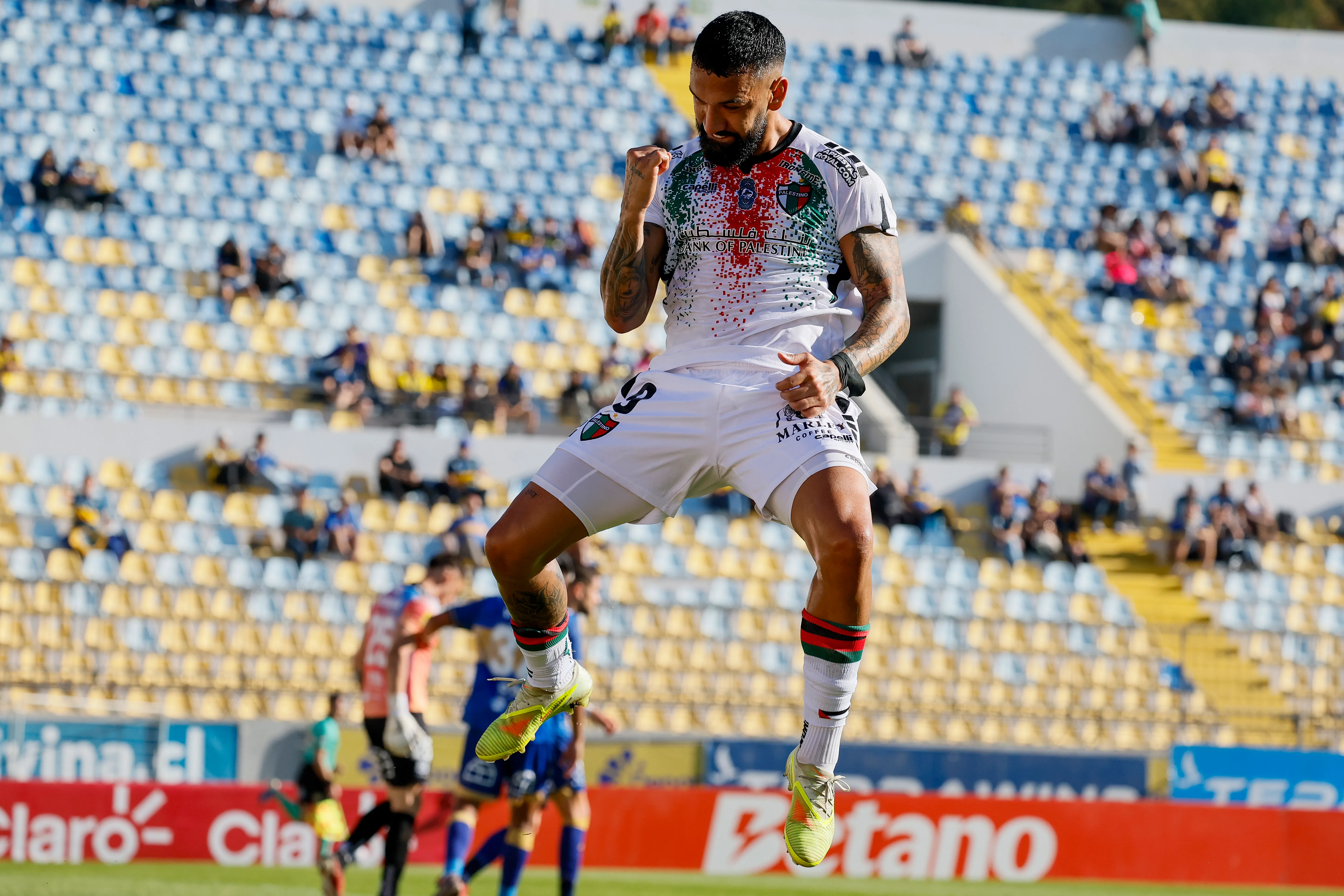 Más del especial festejo de Ronnie Fernández vs EVerton. (Andres Pina/Photosport).
