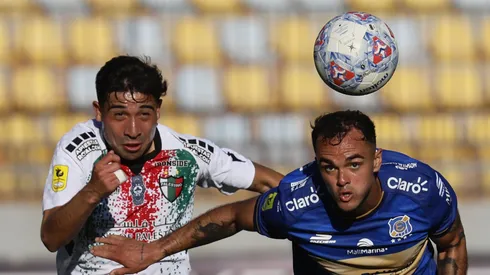 Dilan Salgado (Palestino) lucha un balón contra Vicente Fernández (Everton).