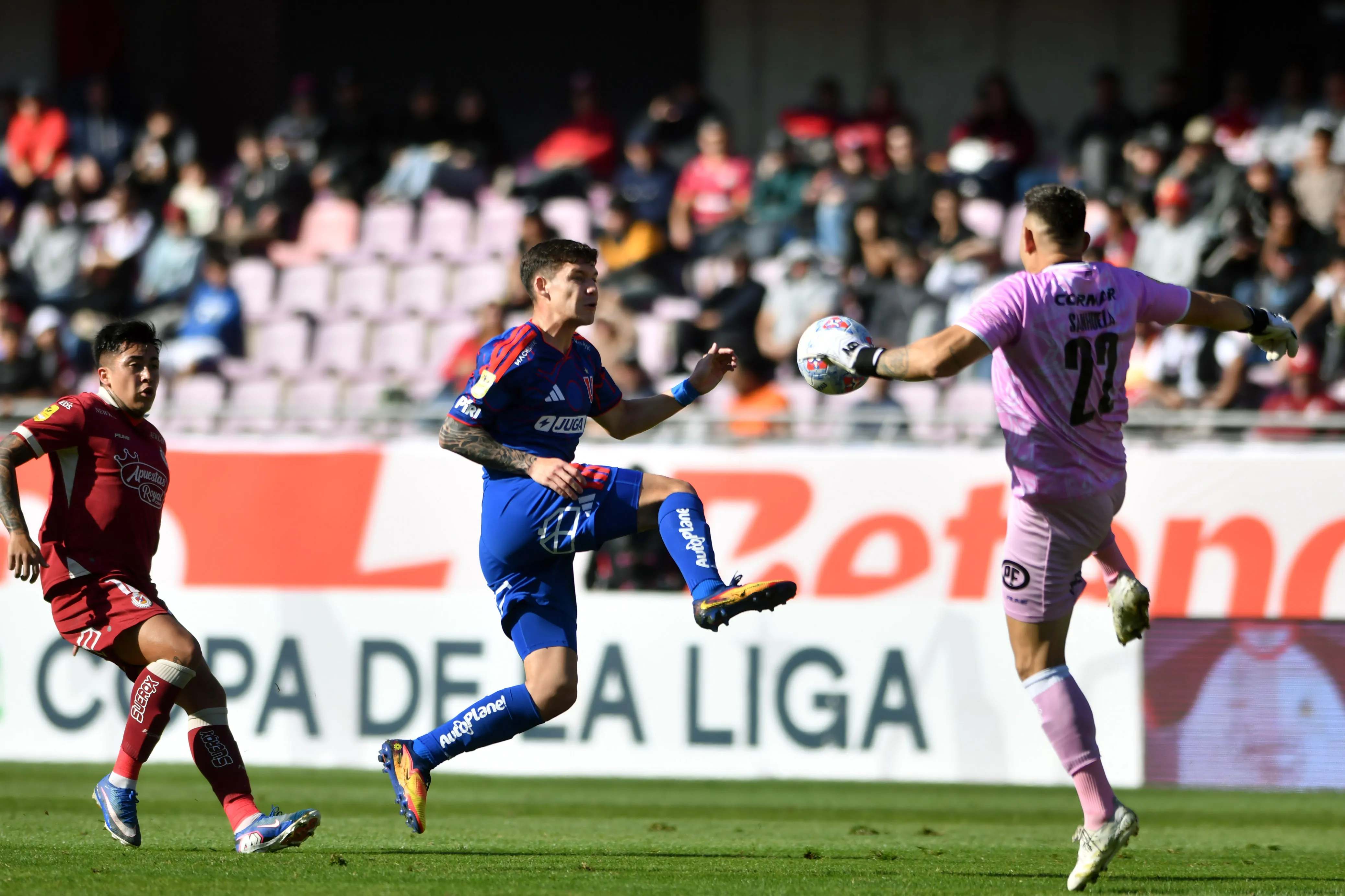 Agustín Arce aprovechó la mala salida de Sanhueza para abrir la cuenta. (Alejandro Pizarro Ubilla/Photosport).