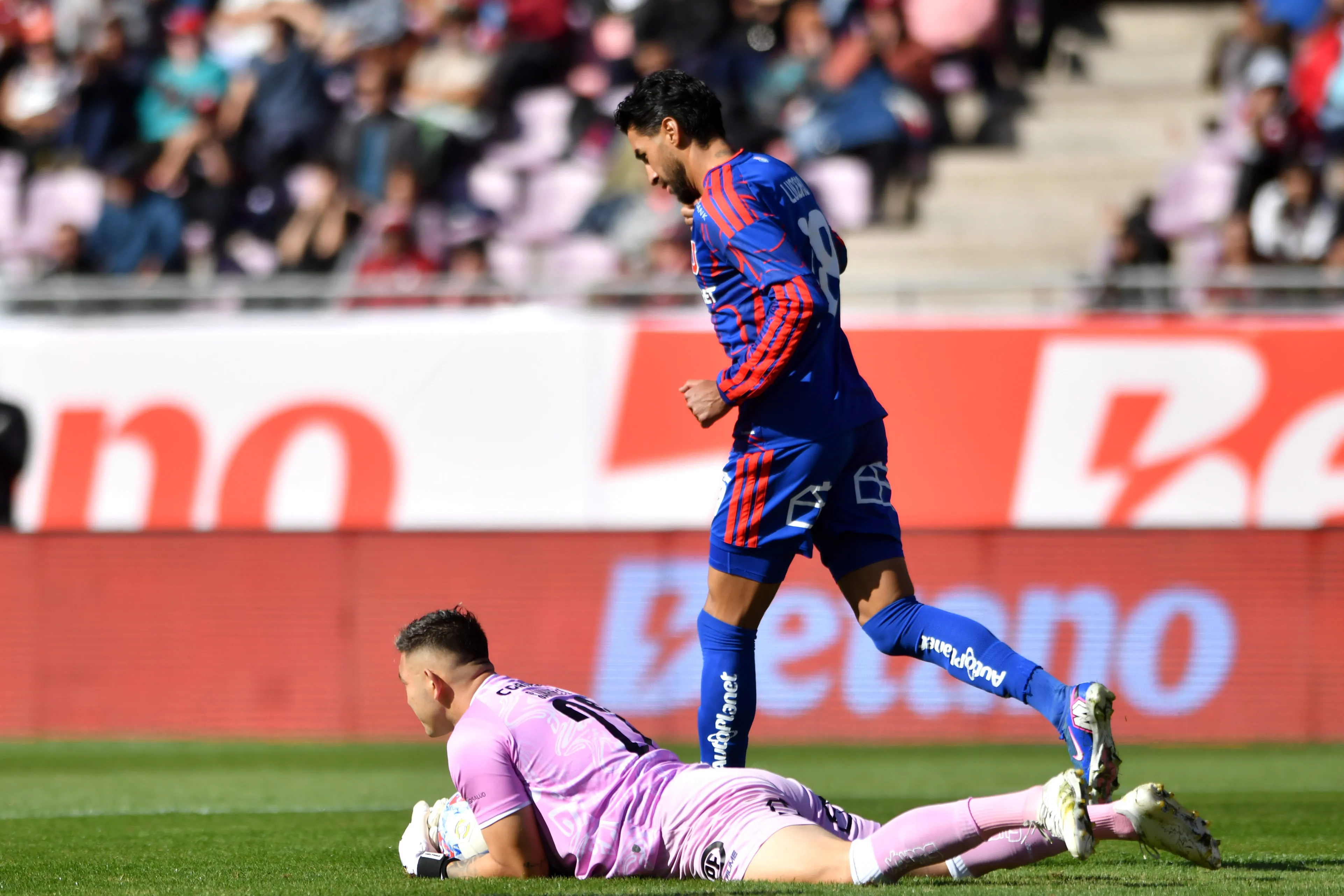 Juan Martín Lucero y el portero Eryin Sanhueza en La Portada. (Alejandro Pizarro Ubilla/Photosport).