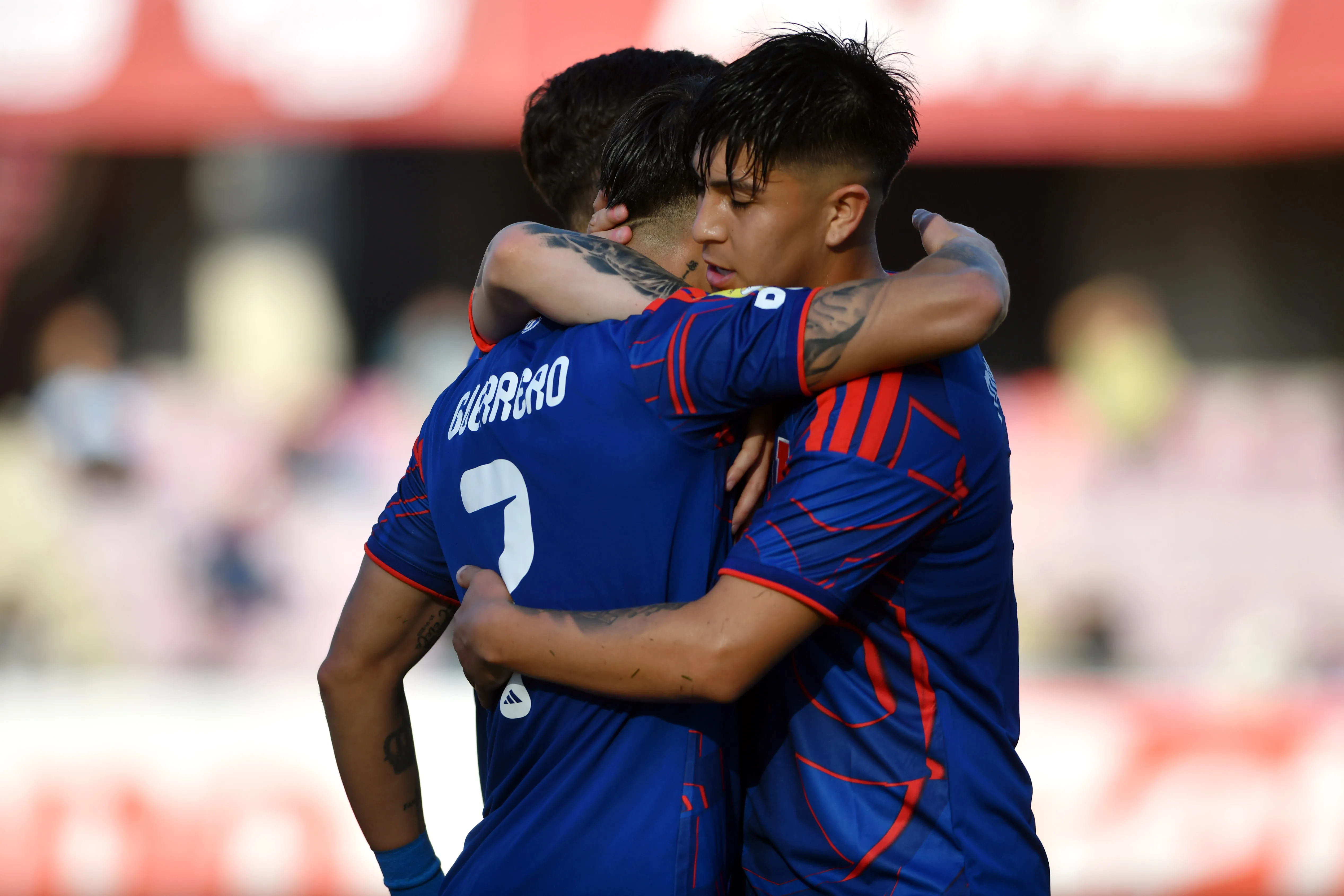 Marcelo Morales y Maxi Guerrero festejan un gol vs La Serena. (Alejandro Pizarro Ubilla/Photosport).