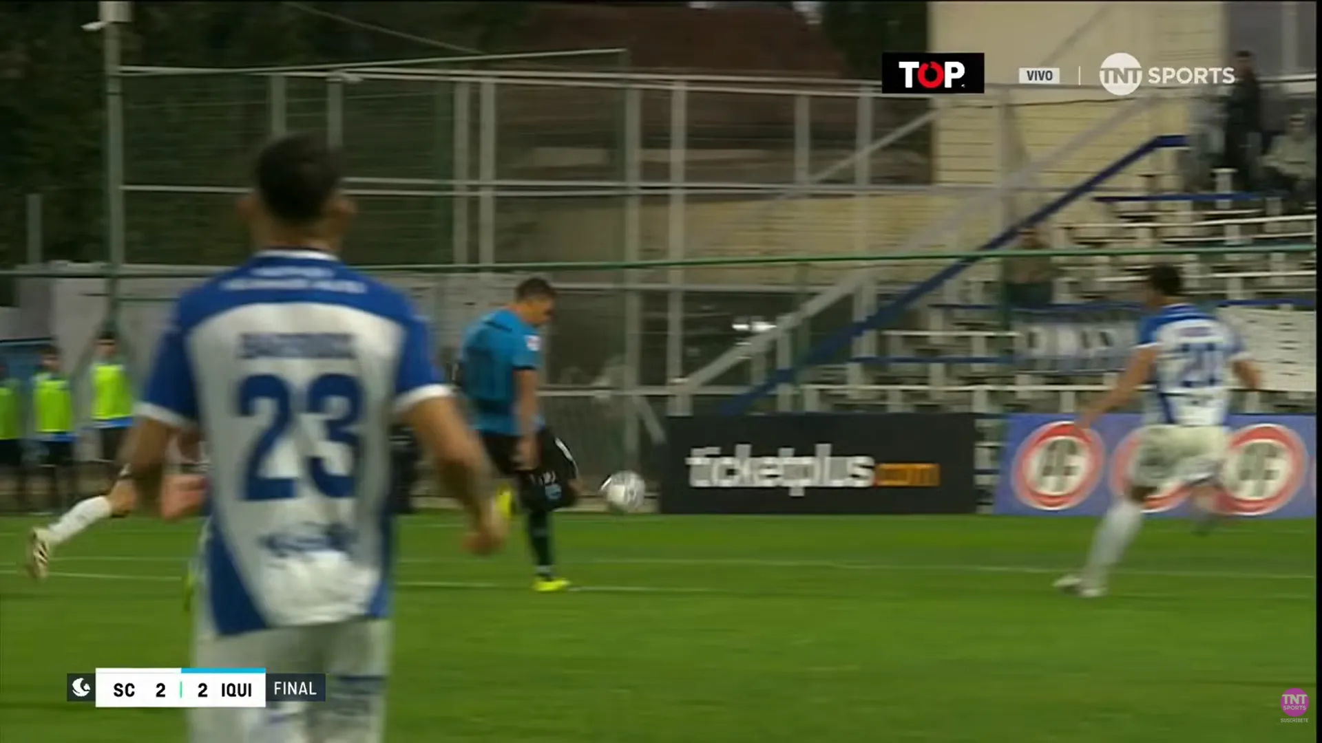 Isaac Díaz le pegó así a su golazo ante Santa Cruz. (Captura TNT Sports).