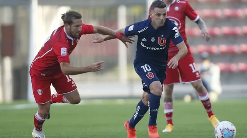 Felipe Seymour en su etapa como jugador de La Calera, enfrentándose a Walter Montillo de la Universidad de Chile.