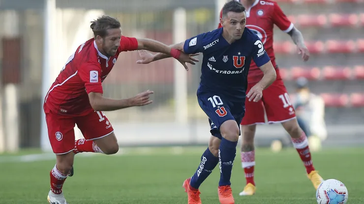 Felipe Seymour en su etapa como jugador de La Calera, enfrentándose a Walter Montillo de la Universidad de Chile.