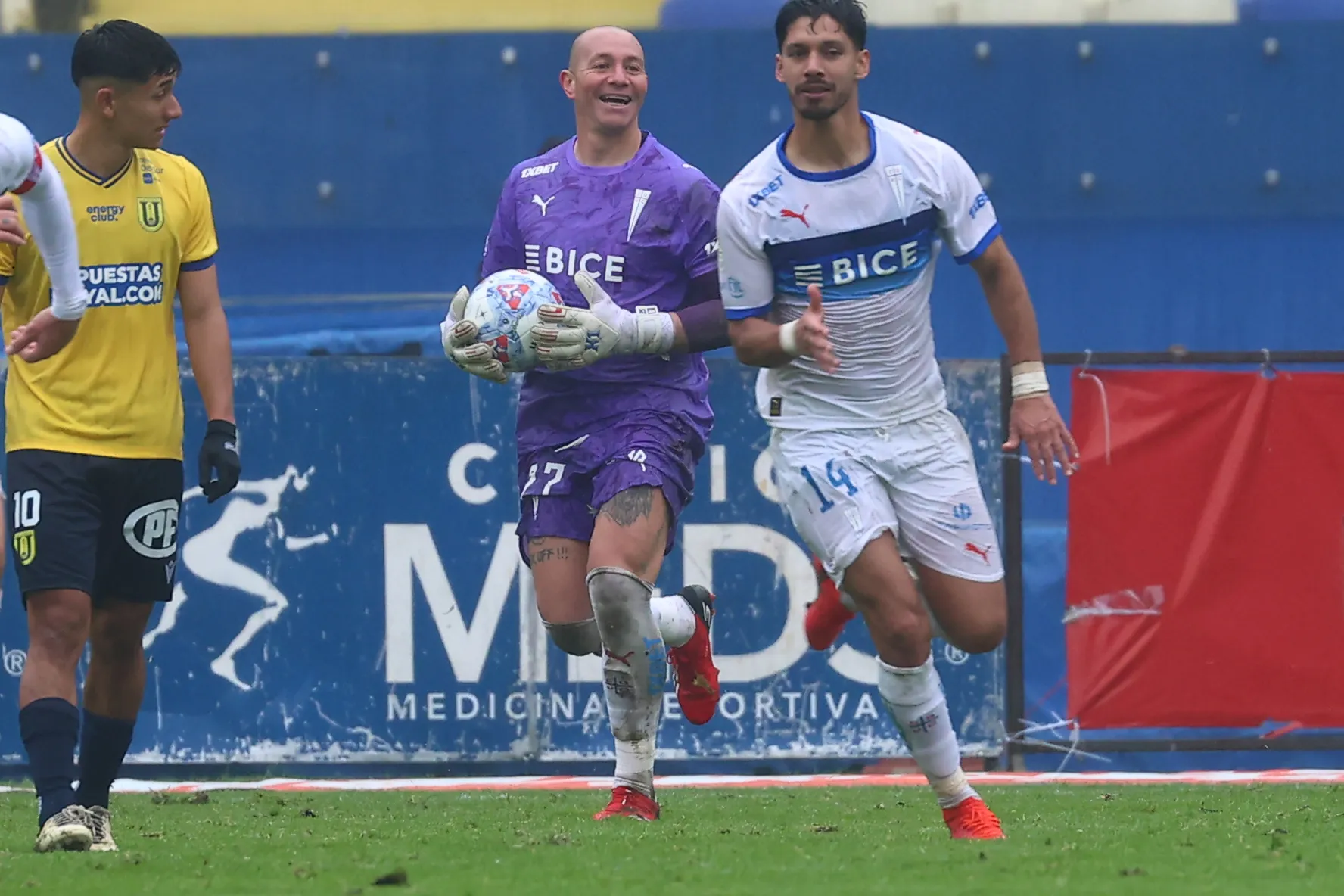 Darío Melo brilló atajando dos penales para que Universidad Católica se llevara un empate desde Concepción. Foto: Photosport.