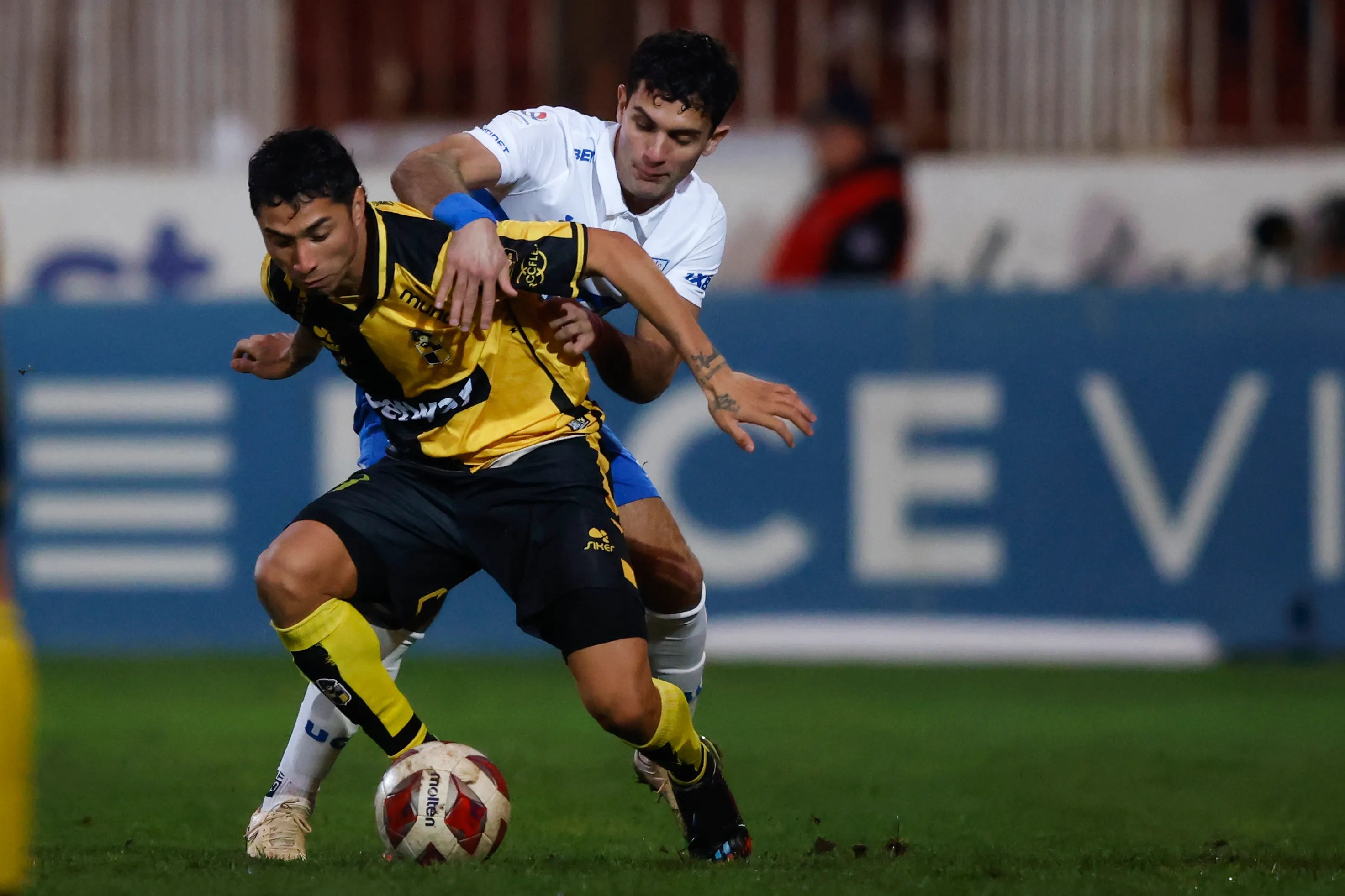 Ante su falta de minutos en Argentina, no son pocos los que piden a Cabral de regreso en Chile. (Foto: Felipe Zanca/Photosport)