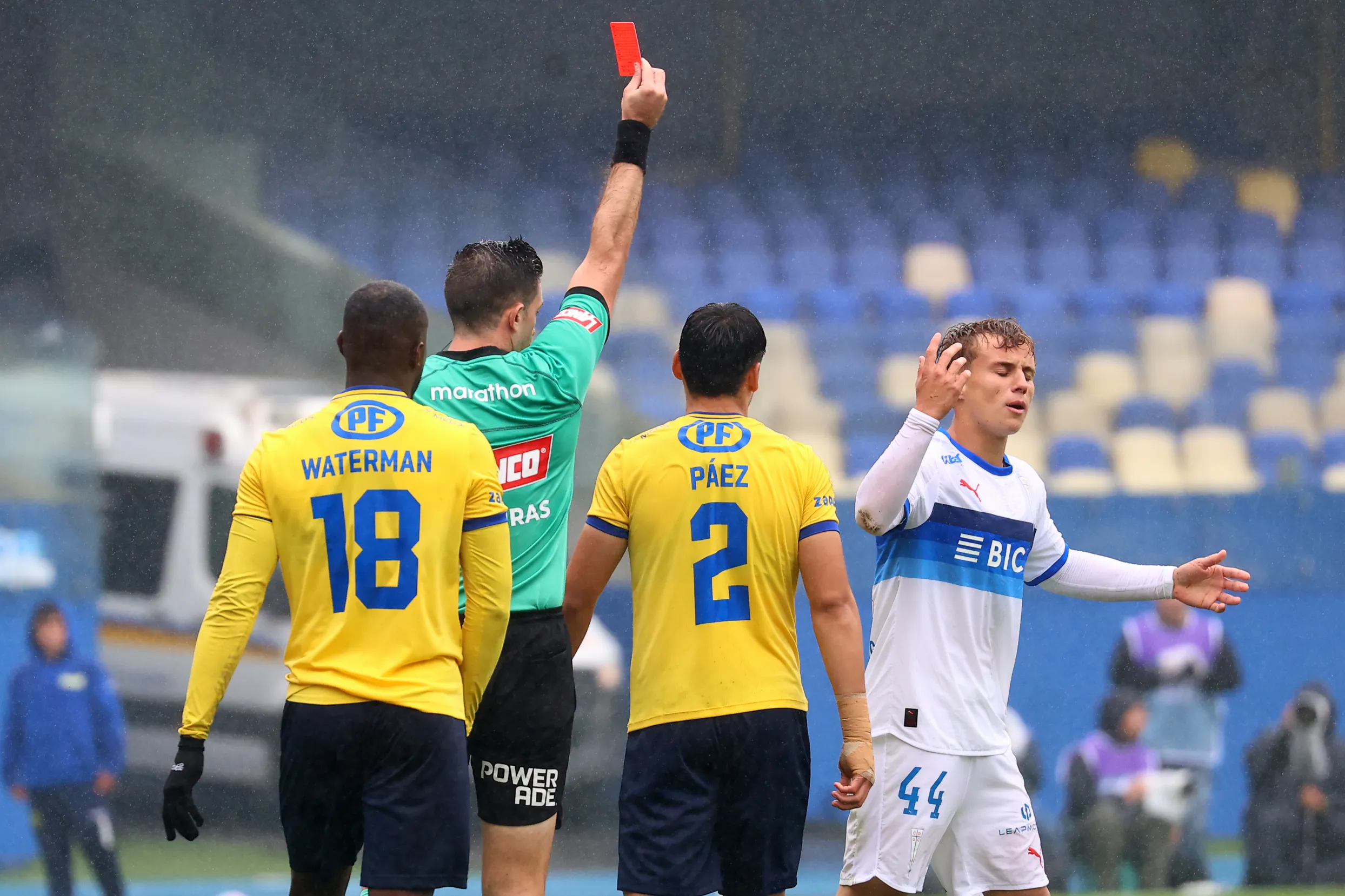 Daniel Garnero quedó muy molesto por la expulsión de José Ignacio Salas en Católica. Foto: Photosport.