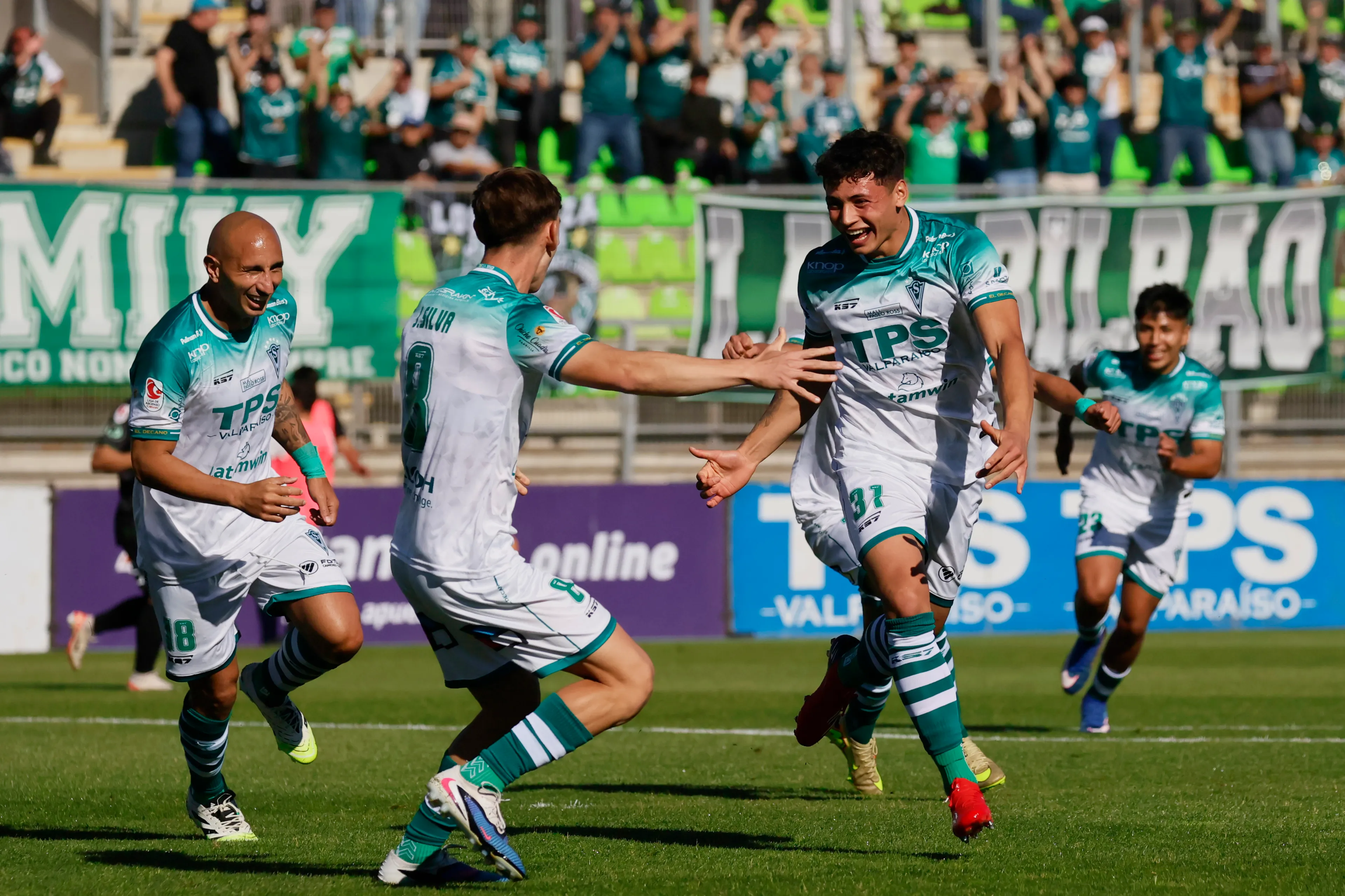 El canterano Valenzuela marcó su primer gol por Santiago Wanderers. El central sumó en el equipo titular tras ganar la Copa Libertadores sub 20. Foto: Photosport