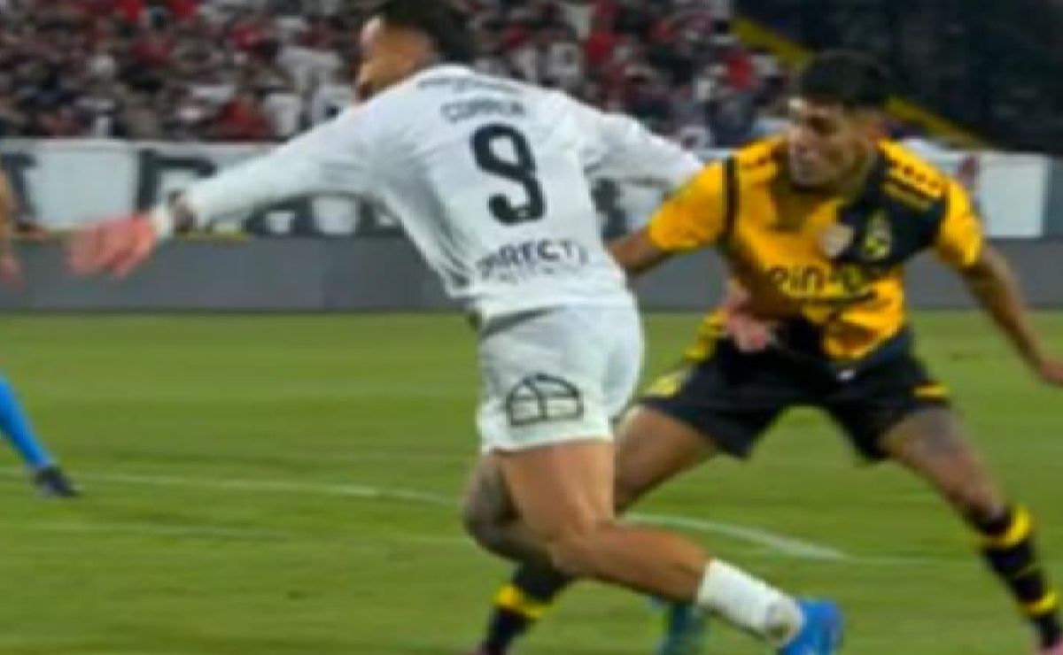 Colo Colo vence a Coquimbo con polémico penal: Javier Correa cae por un agarrón