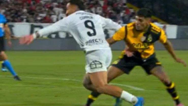 Javier Correa se fabricó un penal que da que hablar en Colo Colo.