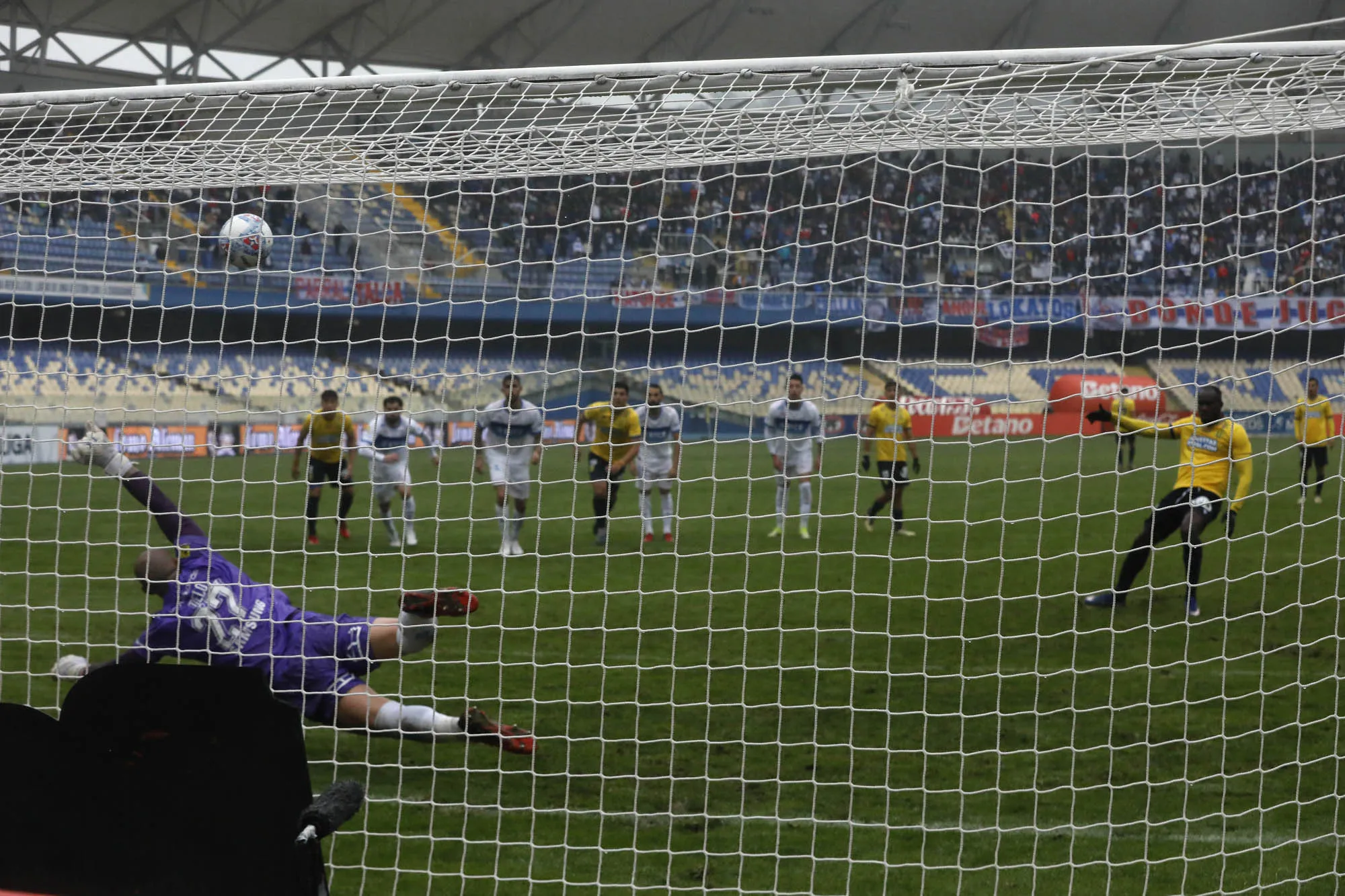 Darío Melo de la UC le atajó dos veces el mismo penal a Cecilio Waterman de la UdeConce.