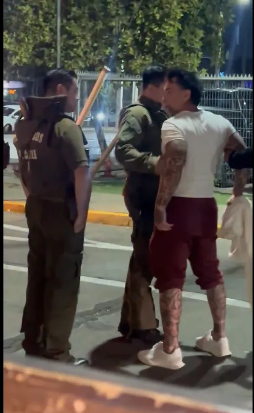 En el registro se aprecia una fuerte discusión de Marcelo Ríos con Carabineros