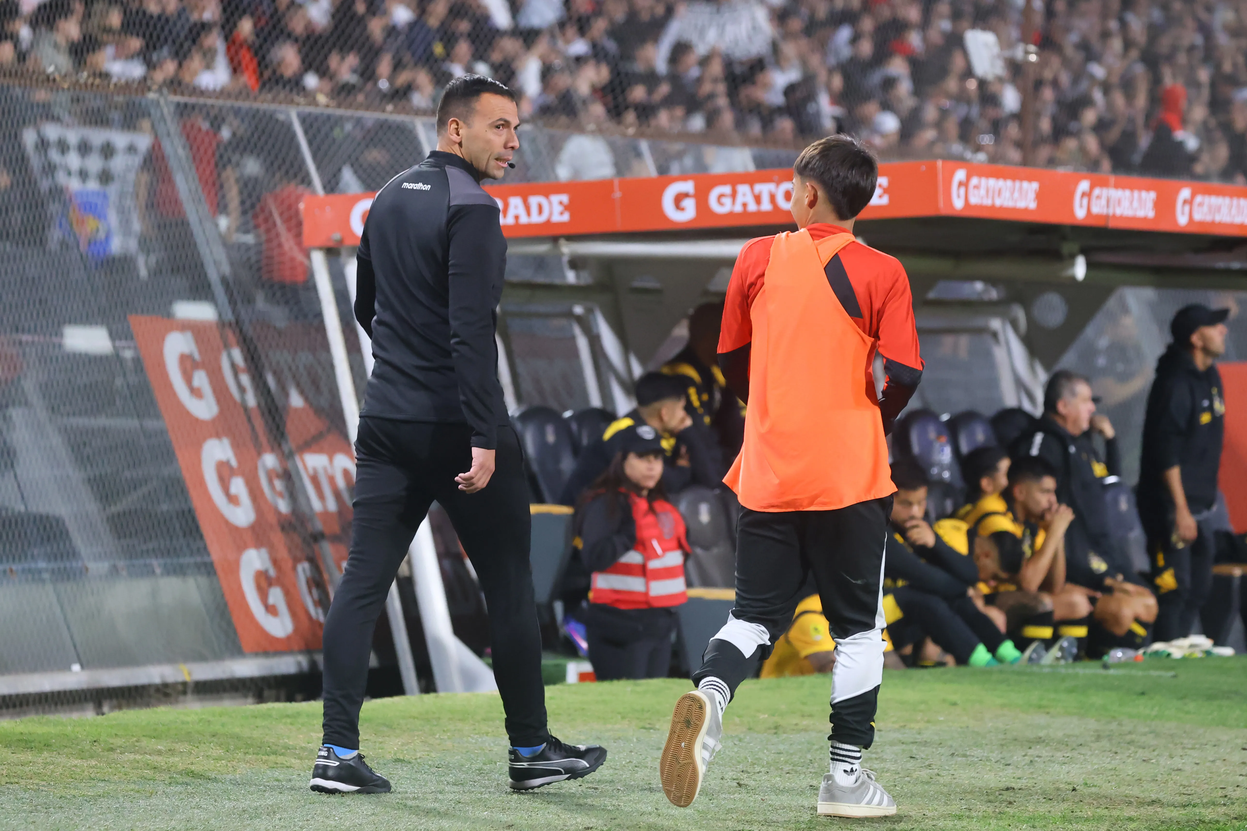 Bautista, el hijo de Javier Correa, fue expulsado luego de festejar con su padre el gol de Colo Colo. Foto: Photosport.
