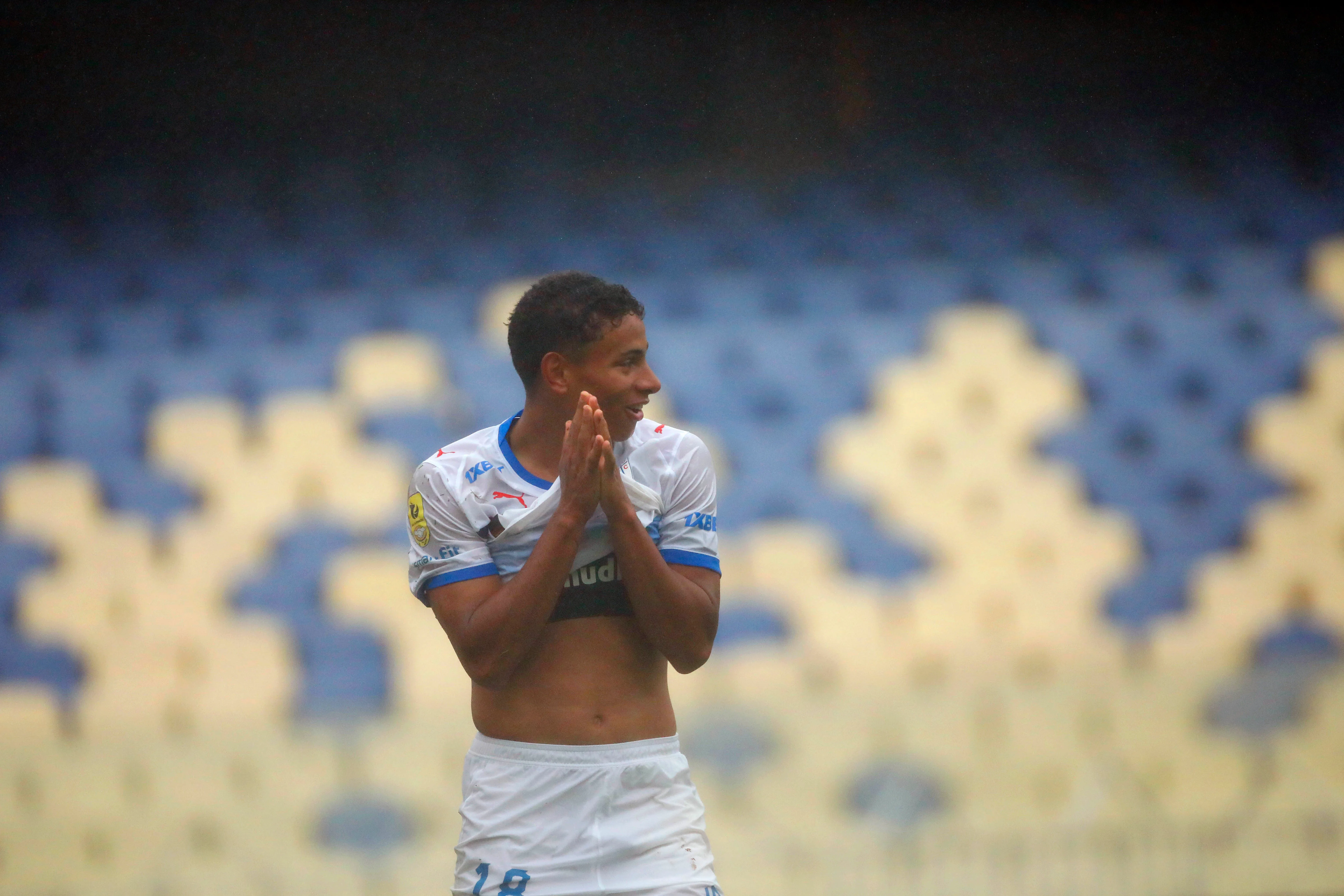 Rossel tampoco podía creer que no sancionaron falta dentro del área a favor de la UC. (Marco Vazquez/Photosport).