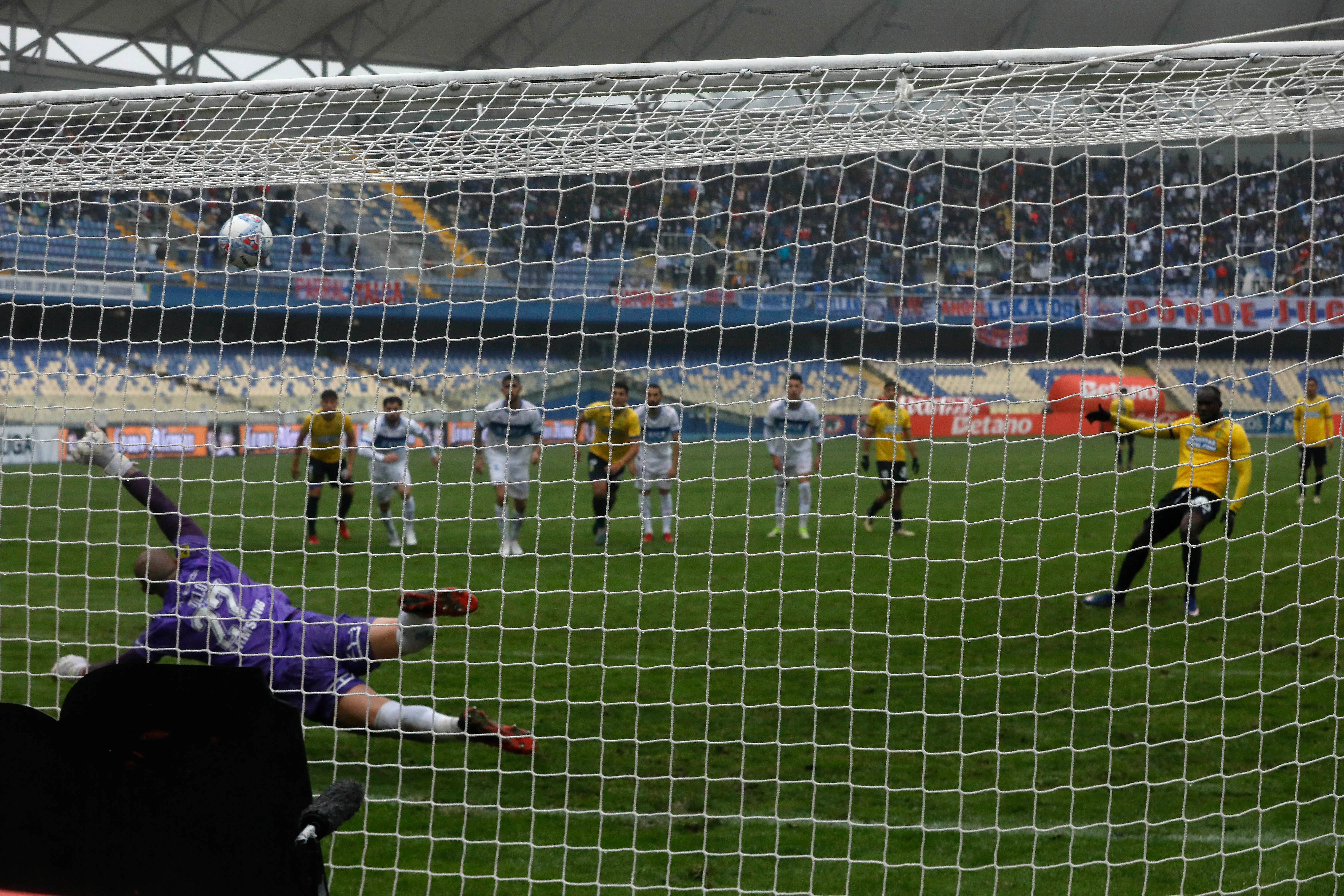 Así fue la segunda tapada de Darío Melo a Cecilio Waterman. (Eduardo Fortes/Photosport)
