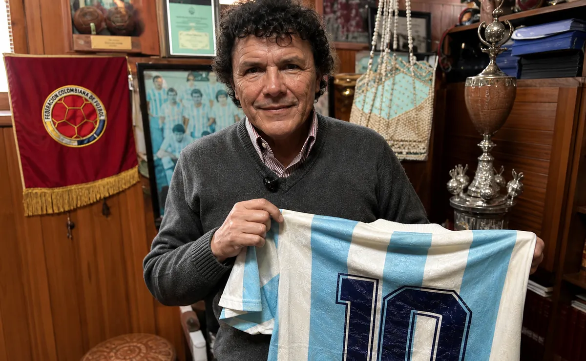 Héctor Puebla vende camiseta original de Maradona