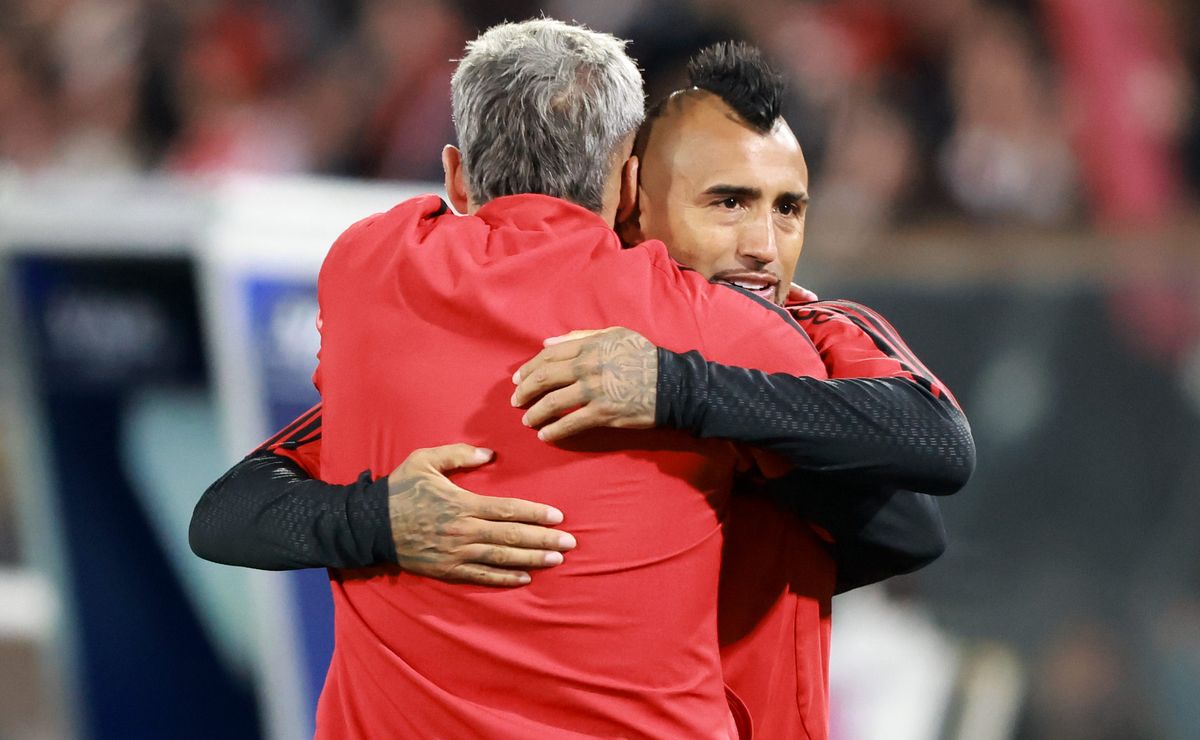 Aplauden la emergente buena relación entre Fernando Ortiz y Arturo Vidal en Colo Colo: “Es muy sano para el plantel”