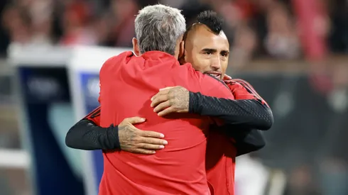 Arturo Vidal y Fernando Ortiz en el abrazo más esperado por los hinchas albos.