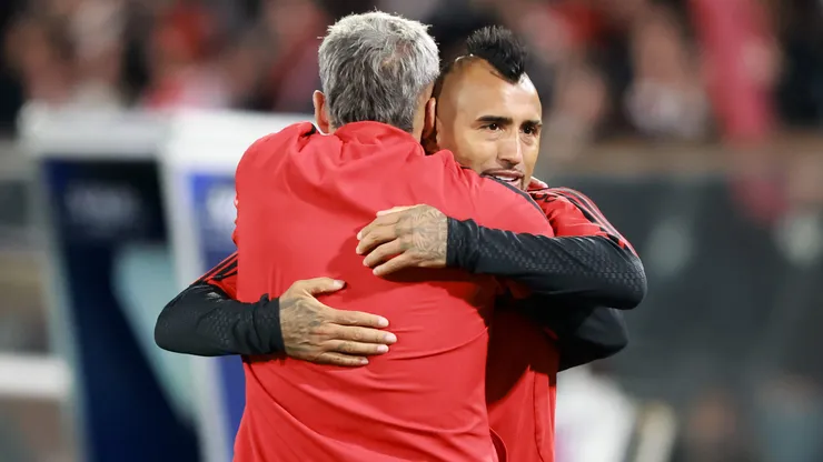Arturo Vidal y Fernando Ortiz en el abrazo más esperado por los hinchas albos.