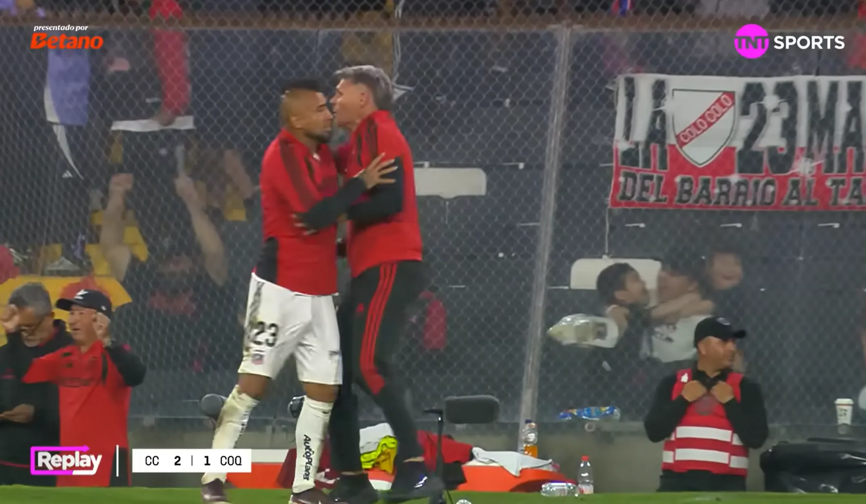 Secuencia del abrazo de Vidal y Ortiz | Captura de pantalla