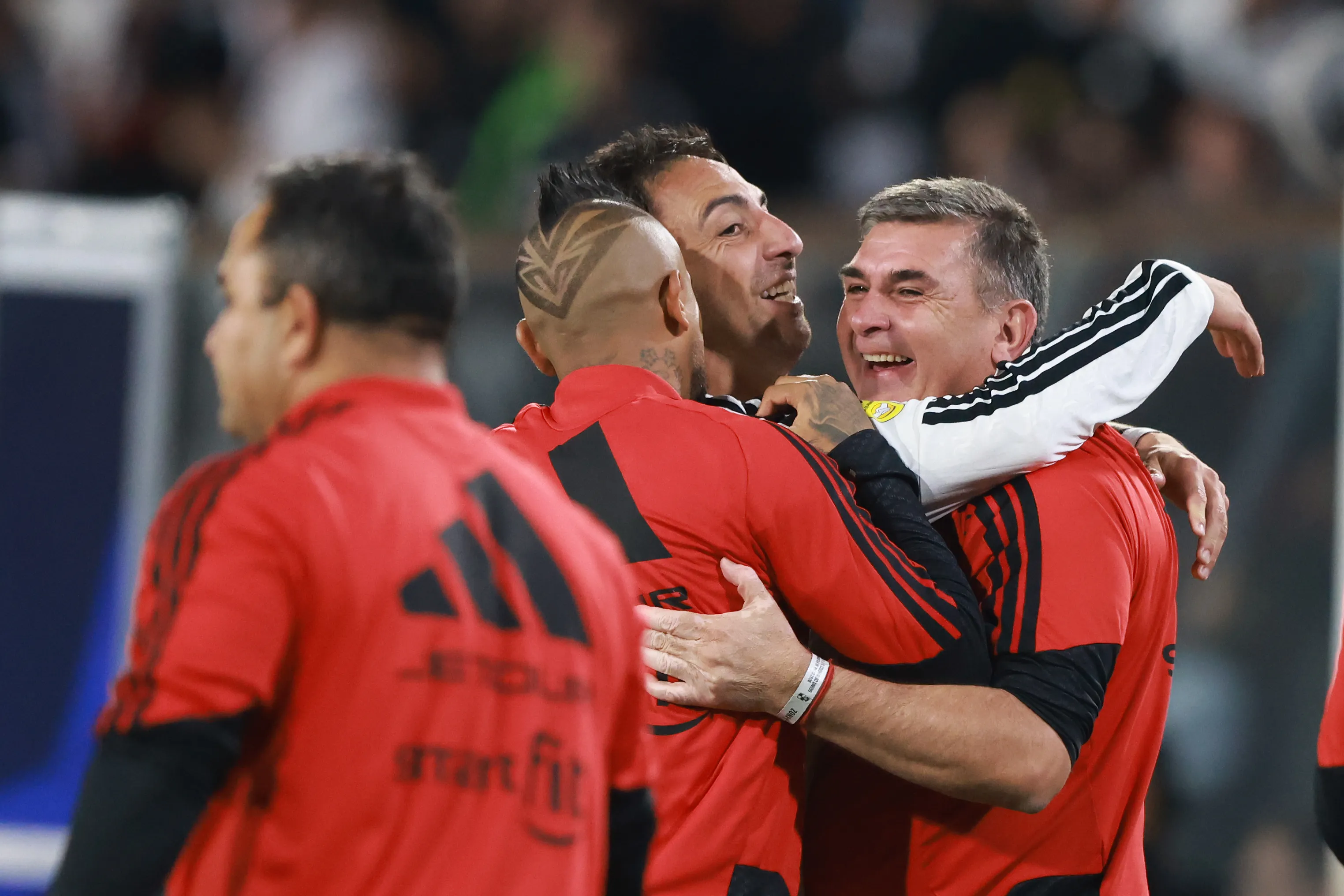 Javier Correa abrazó a Wilson Ferrada, kinesiólogo de Colo Colo. (Felipe Zanca/Photosport).