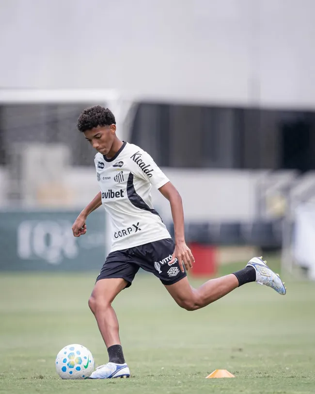 El hijo de Robinho colmó la paciencia a Neymar con sus regates