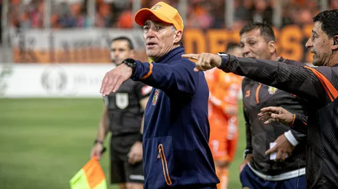 César Bravo da indicaciones en el triunfo ante los Pumas.
