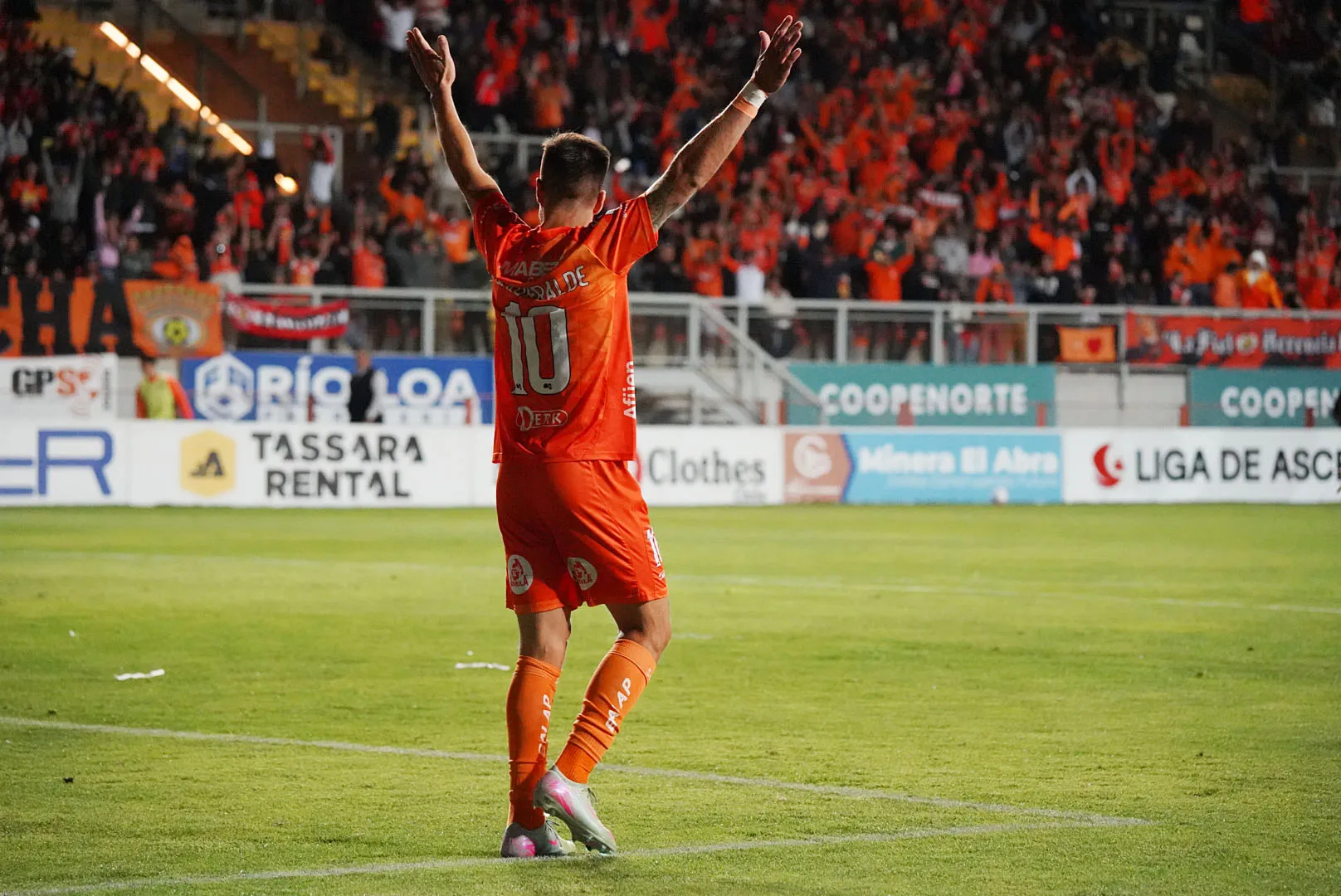 Gary Insaurralde celebra el tanto de penal. (Eduardo Cortes/Photosport).