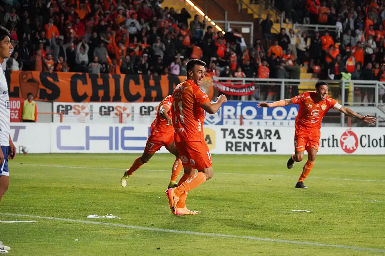 Gotti celebra el gol de Matías Sandoval a Antofagasta. (Eduardo Cortes/Photosport).