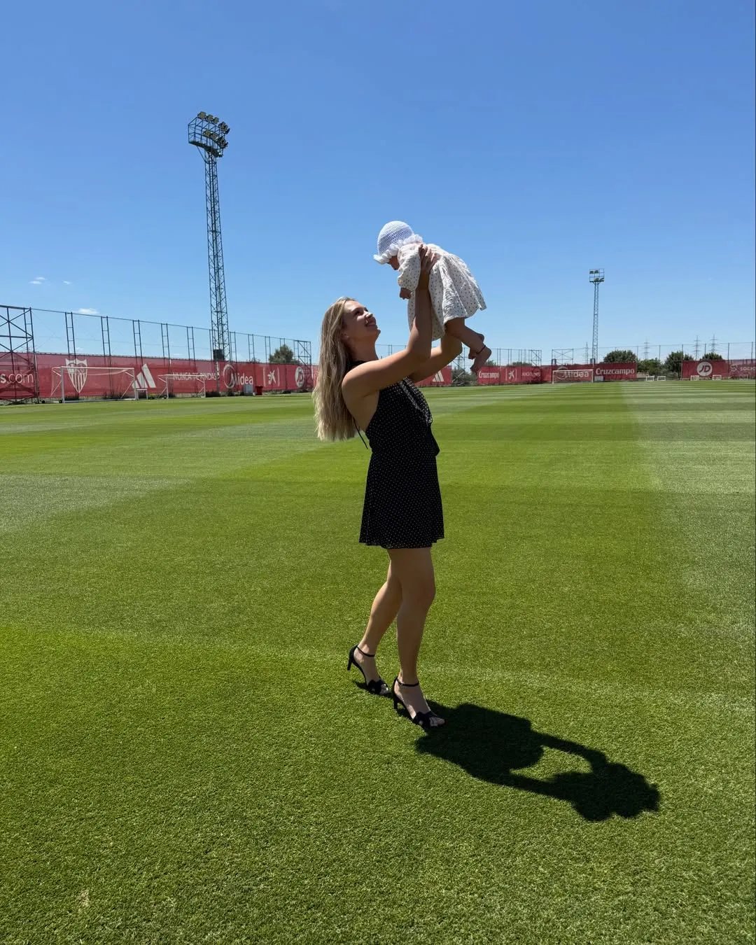Alexandra Litvinova y Bela Sánchez conocieron la ciudad deportiva del Sevilla