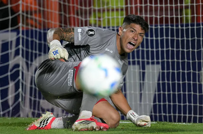 Brayan Cortés en acción por Argentinos Juniors. (Getty Images).