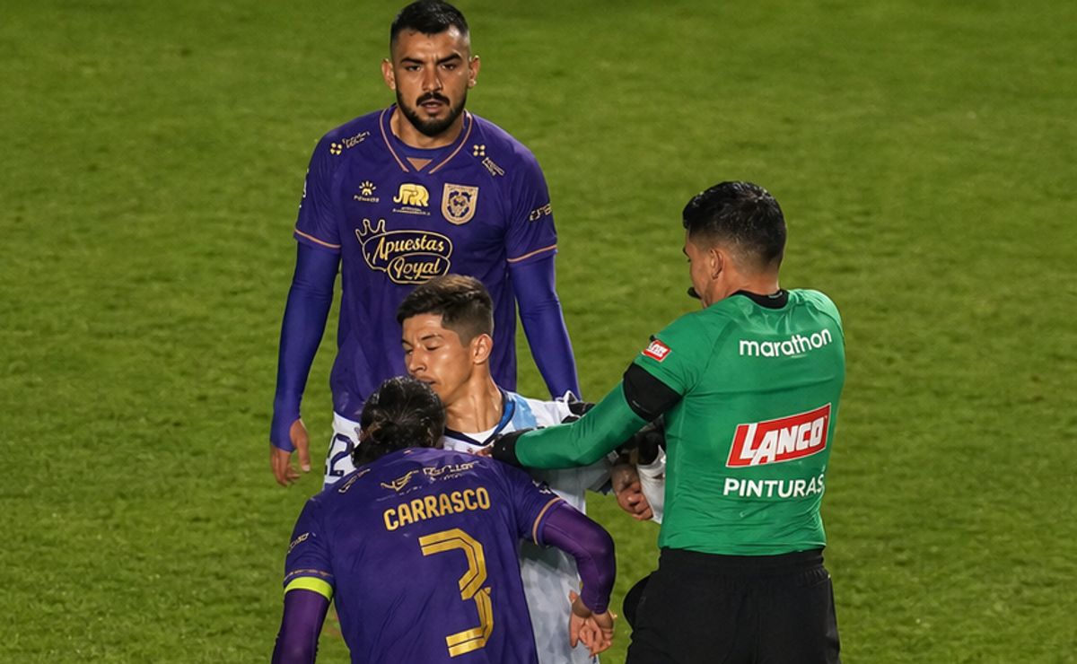 Dos expulsados: la pelea de Cris Martínez y Diego Carrasco que marcó el triunfo de Huachipato a Concepción