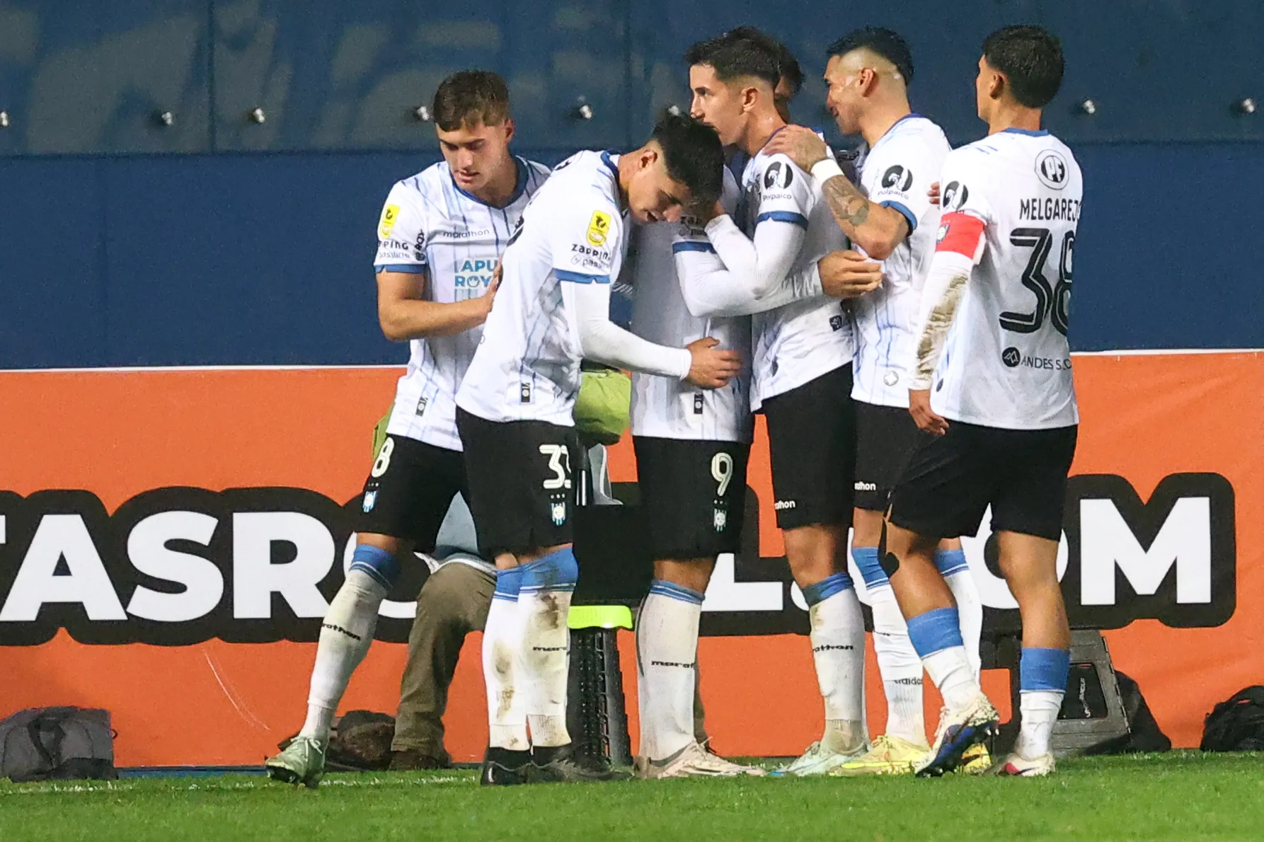 Sebastián Melgarejo se suma a la celebración del gol para Huachipato. (Eduardo Fortes/Photosport).