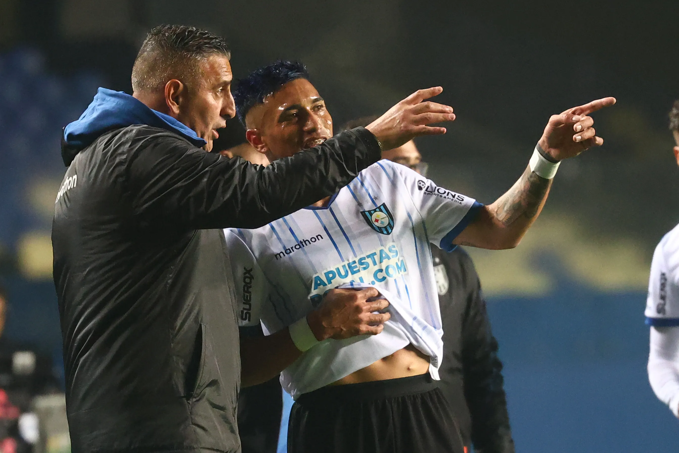 Jaime García da indicaciones a Mario Briceño en el duelo vs el Conce. (Eduardo Fortes/Photosport).