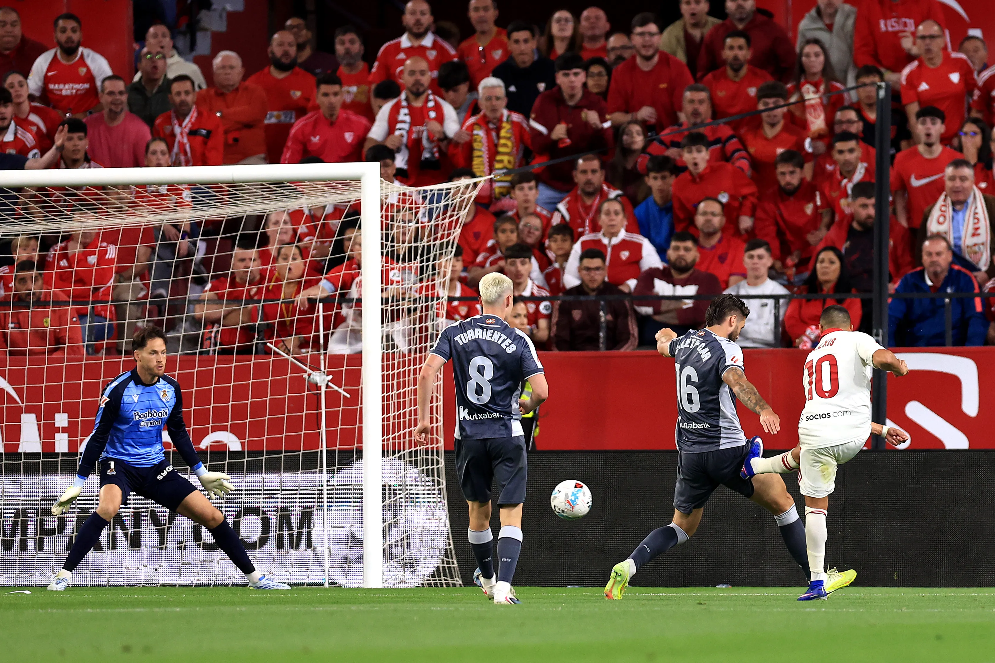 El tiro de Alexis Sánchez que Remiro no pudo tapar. (Fran Santiago/Getty Images).