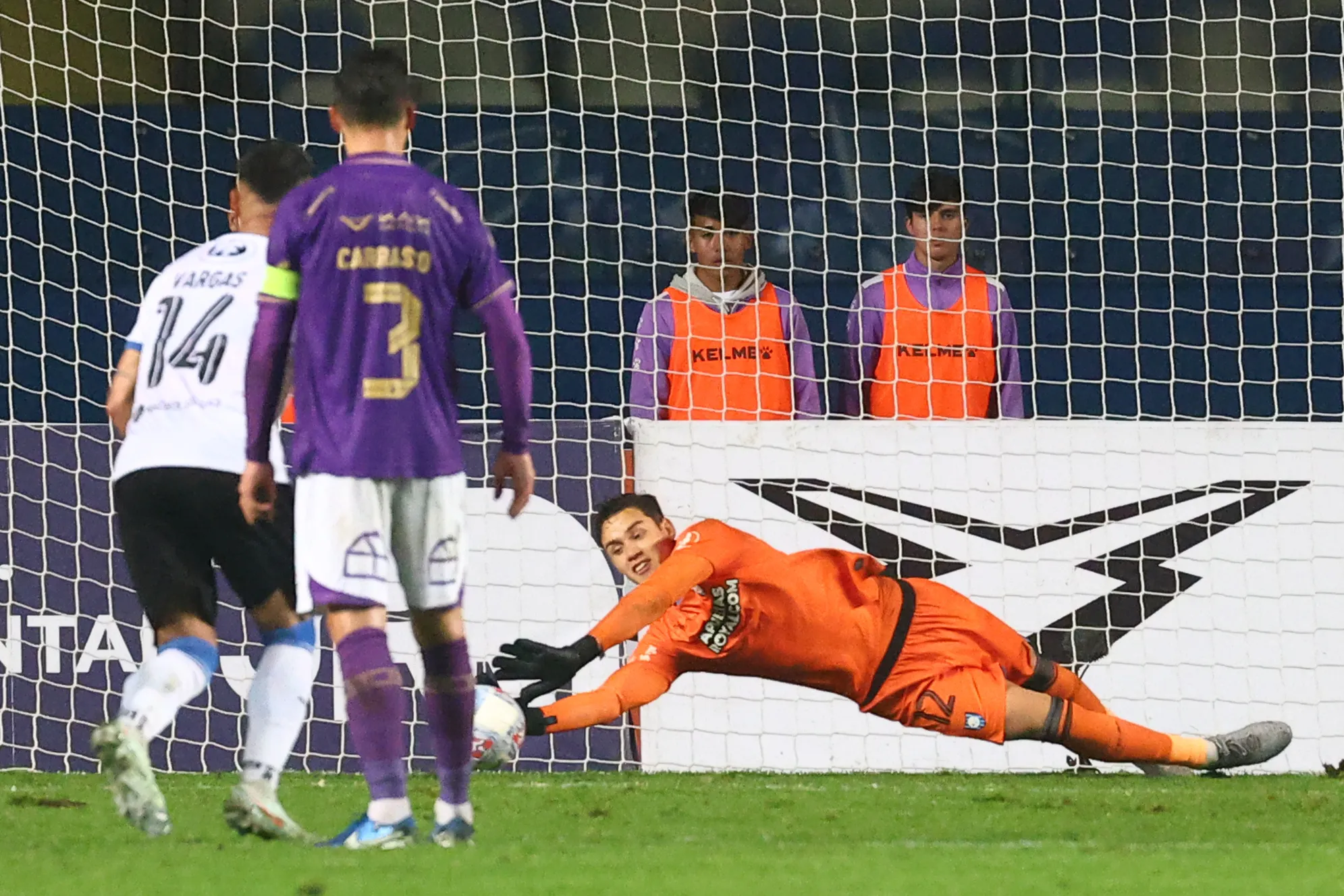Christian Bravo y su tapada al penal de Leonardo Valencia. (Eduardo Fortes/Photosport).