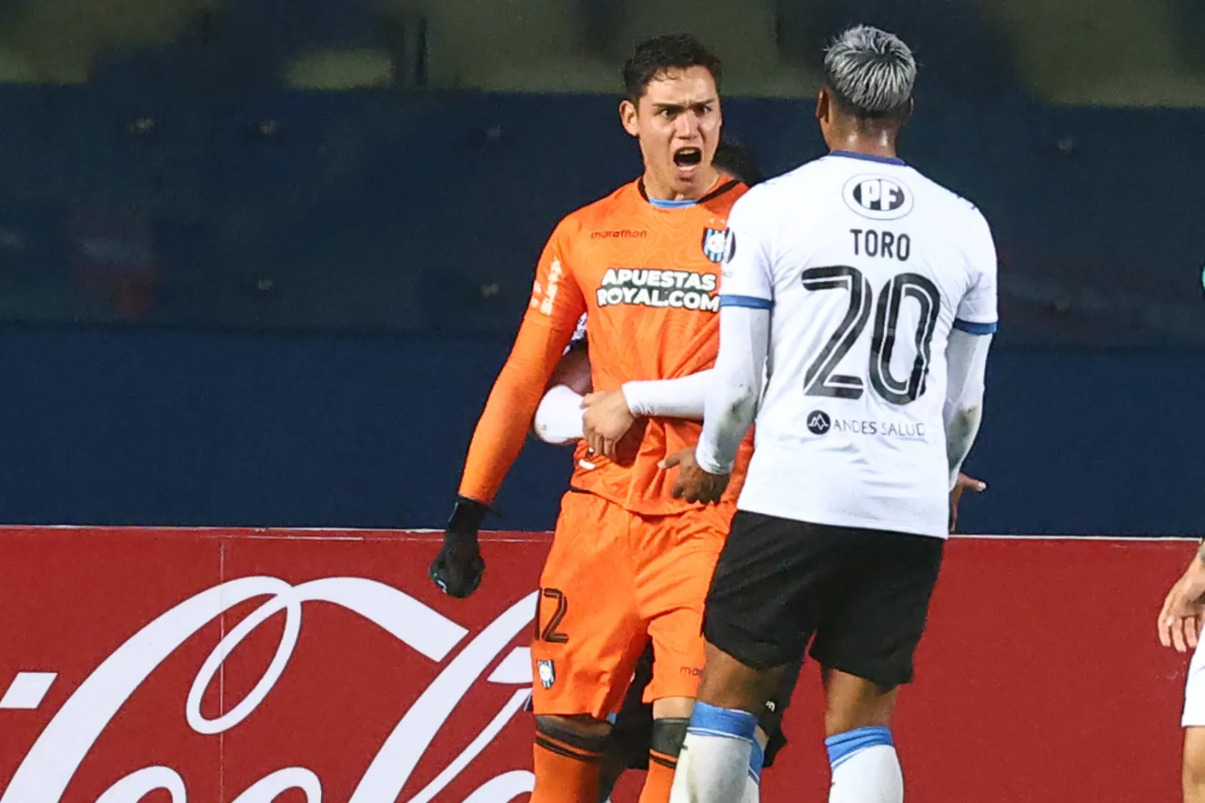 Así festejó Bravo con Cristian Toro el penal que le tapó a Valencia. (Eduardo Fortes/Photosport).