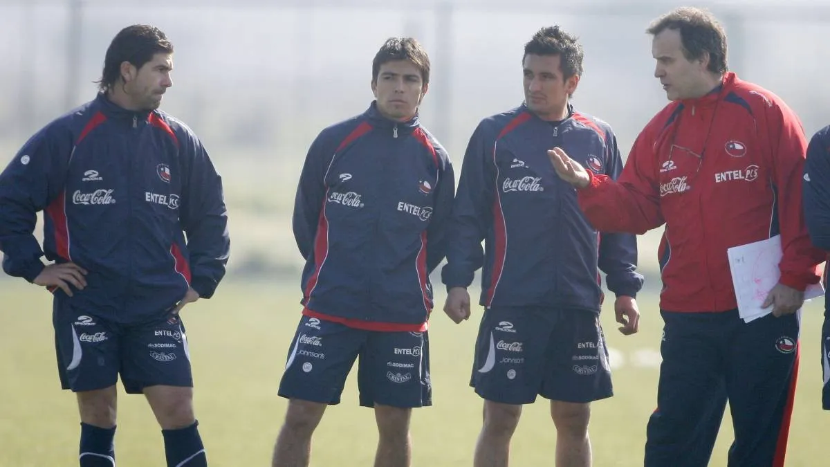Bielsa junto a Fierro en una práctica de la selección chilena