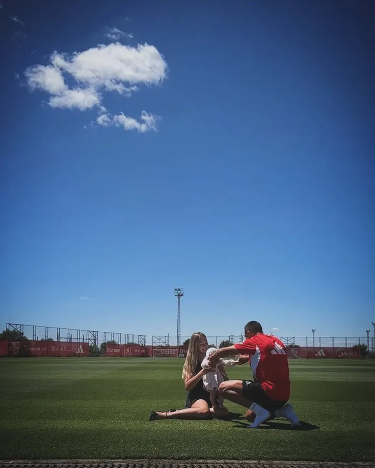 Alexis Sánchez reconoció que tiene un especial cariño por Sevilla ya que fue la ciudad donde nació su hija Bela.