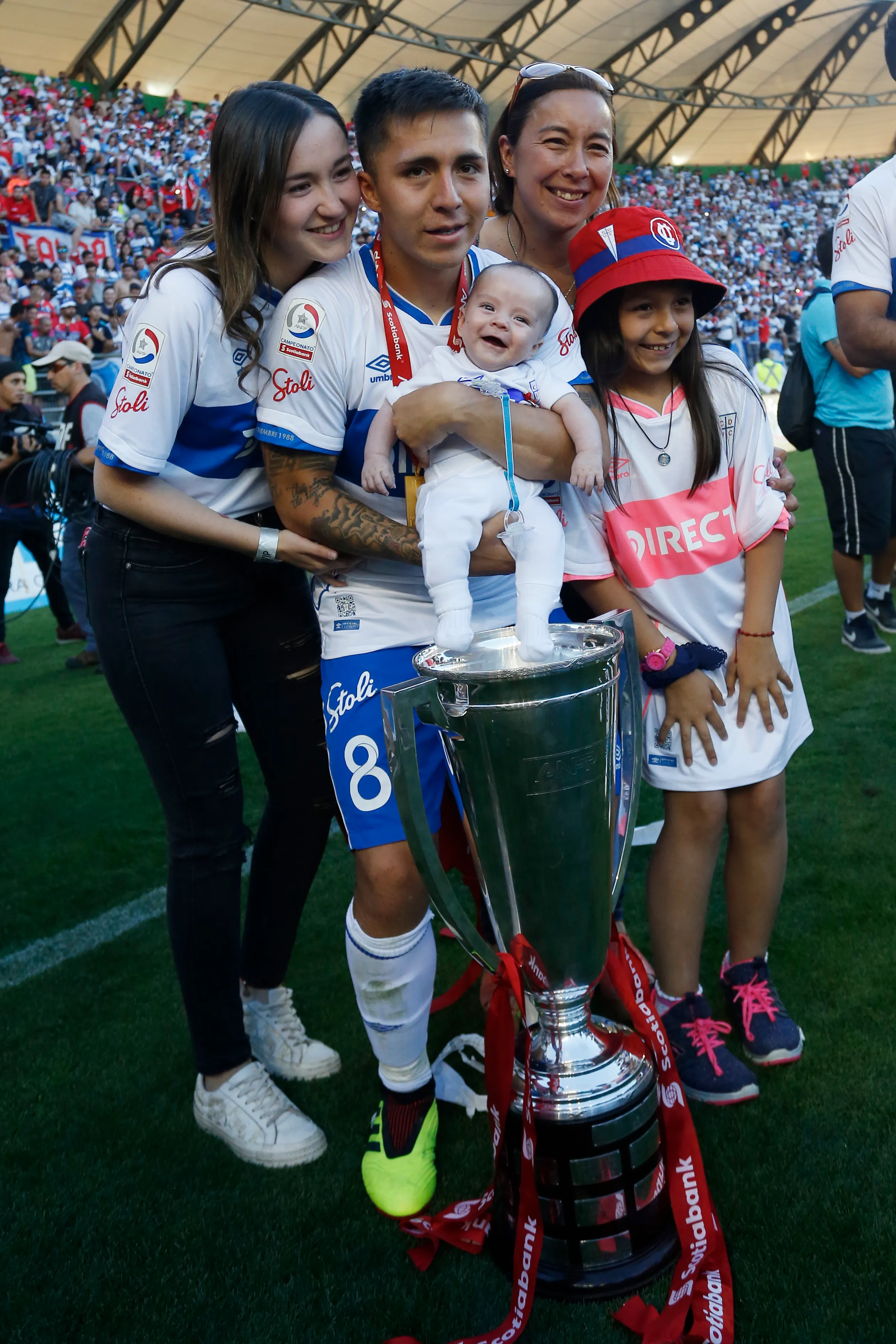 Jaime Carreño celebra junto a su familia el título que la UC ganó en Temuco en 2016, (Ramon Monroy/Photosport).