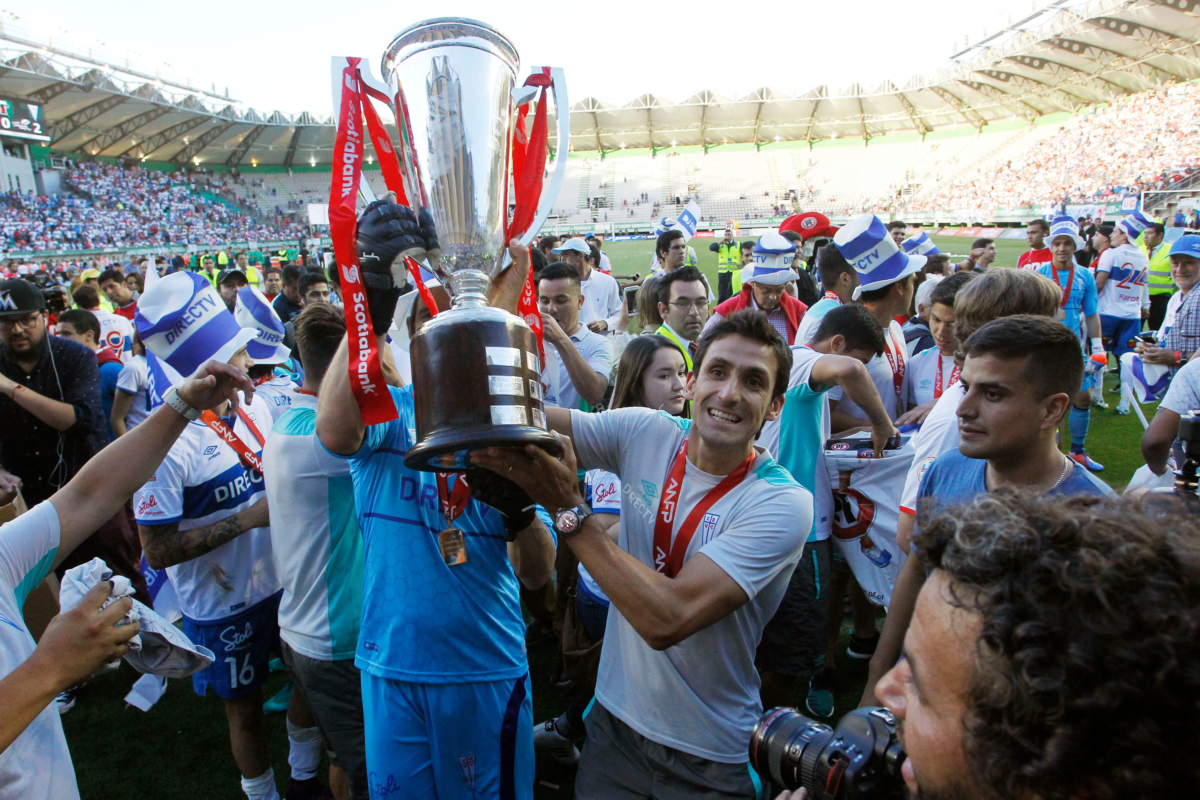 Milovan Mirosevic disfruta el bicampeonato de la UC en 2016. (Ramon Monroy/Photosport).