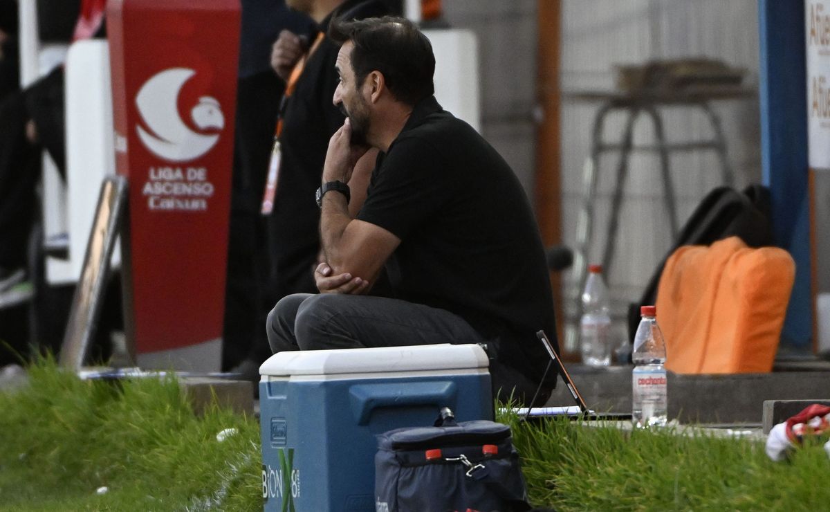 Dueño de San Felipe exige adiós de DT en Primera B: “Estado físico deplorable, jugadores no quieren al técnico”