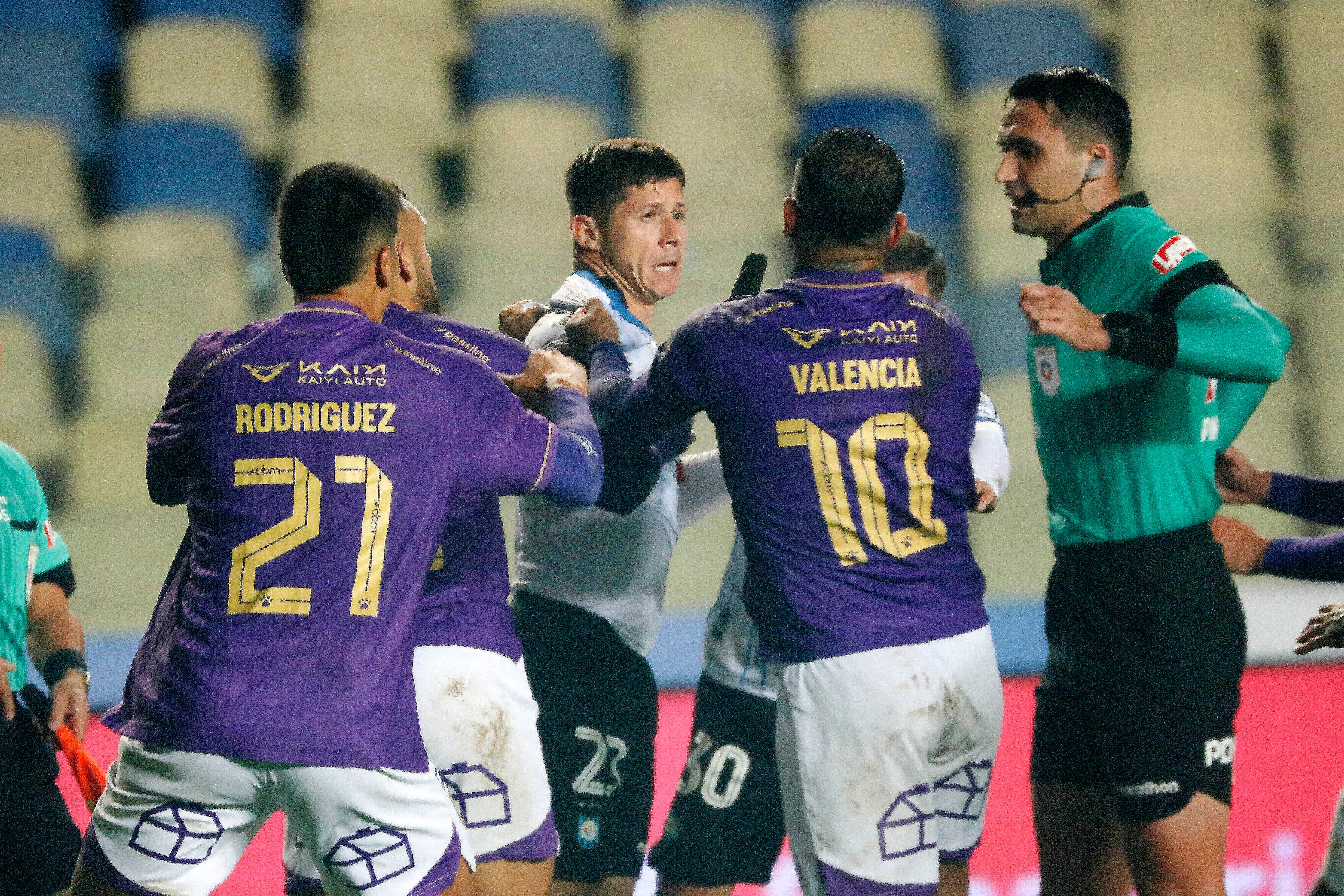 Leo Valencia fue uno de los que se enfrascó en la disputa con Cris Martínez en el caliente final del clásico regional. (Marco Vázquez/Photosport).